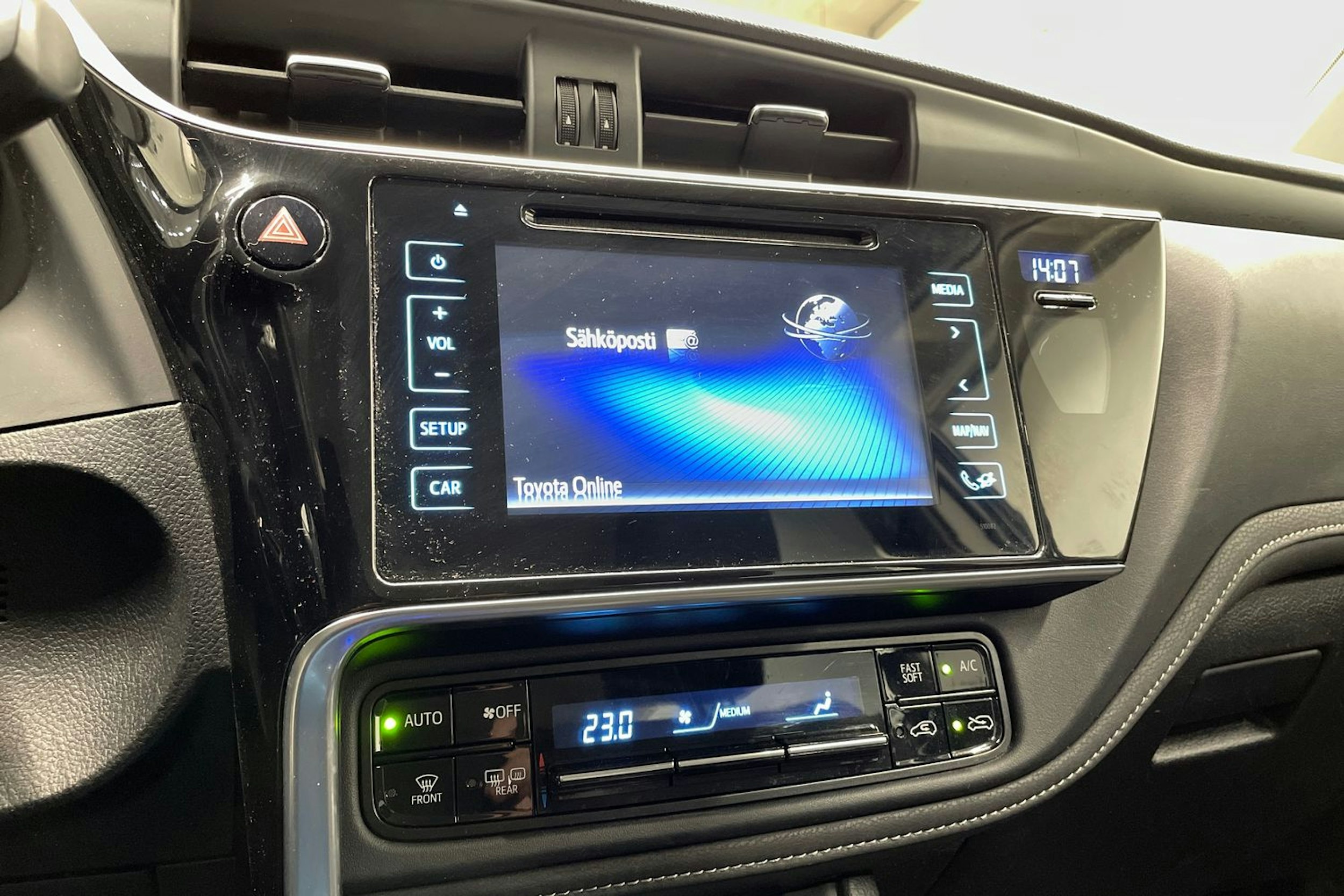 Harmaa Toyota Auris 2016 kuva 17.