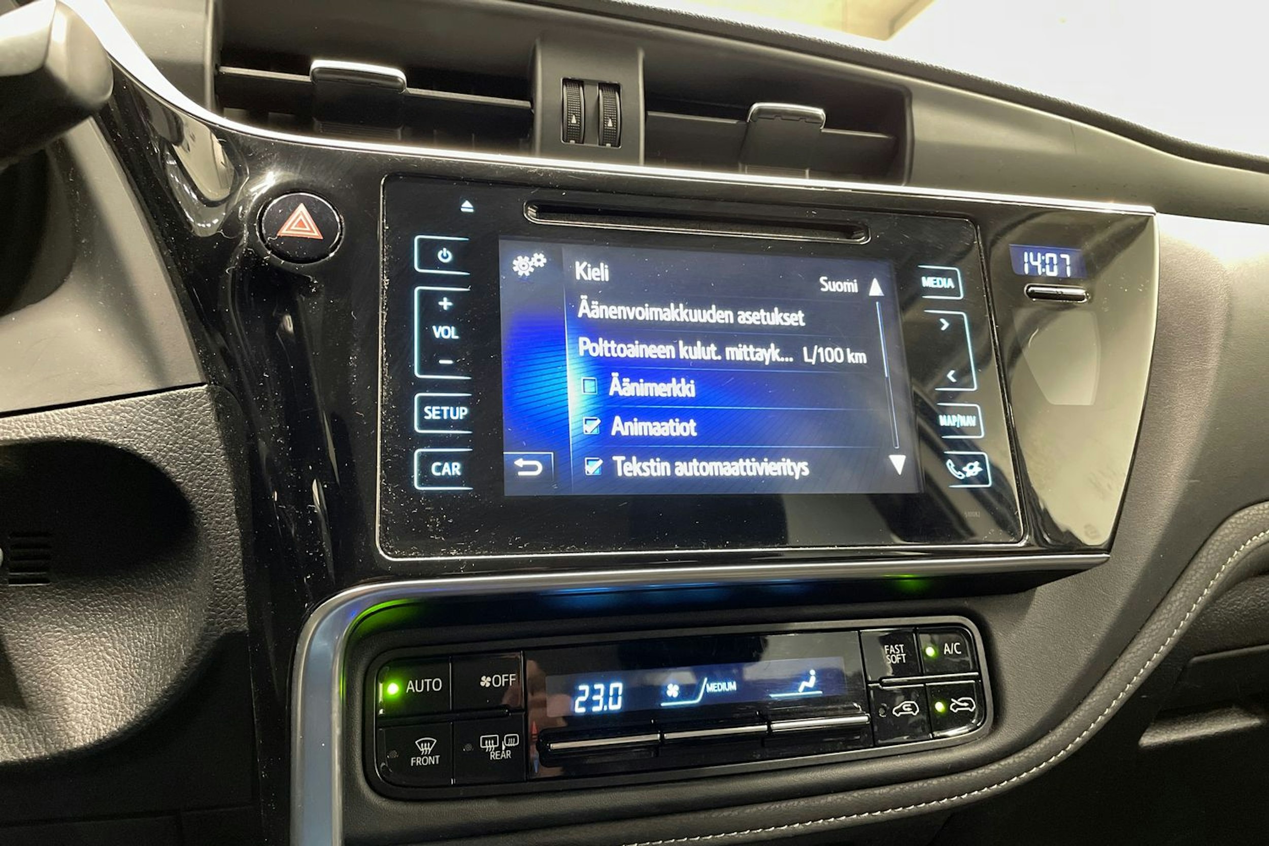 Harmaa Toyota Auris 2016 kuva 18.