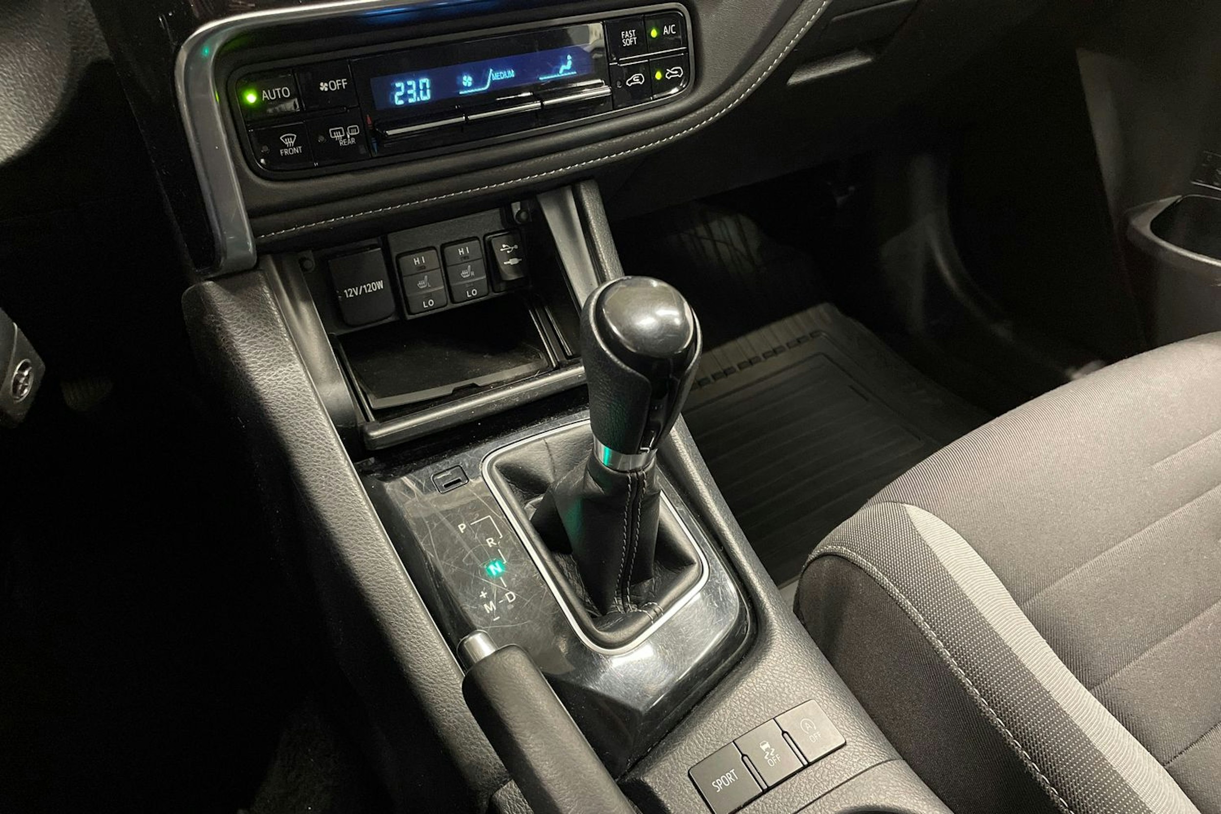 Harmaa Toyota Auris 2016 kuva 22.