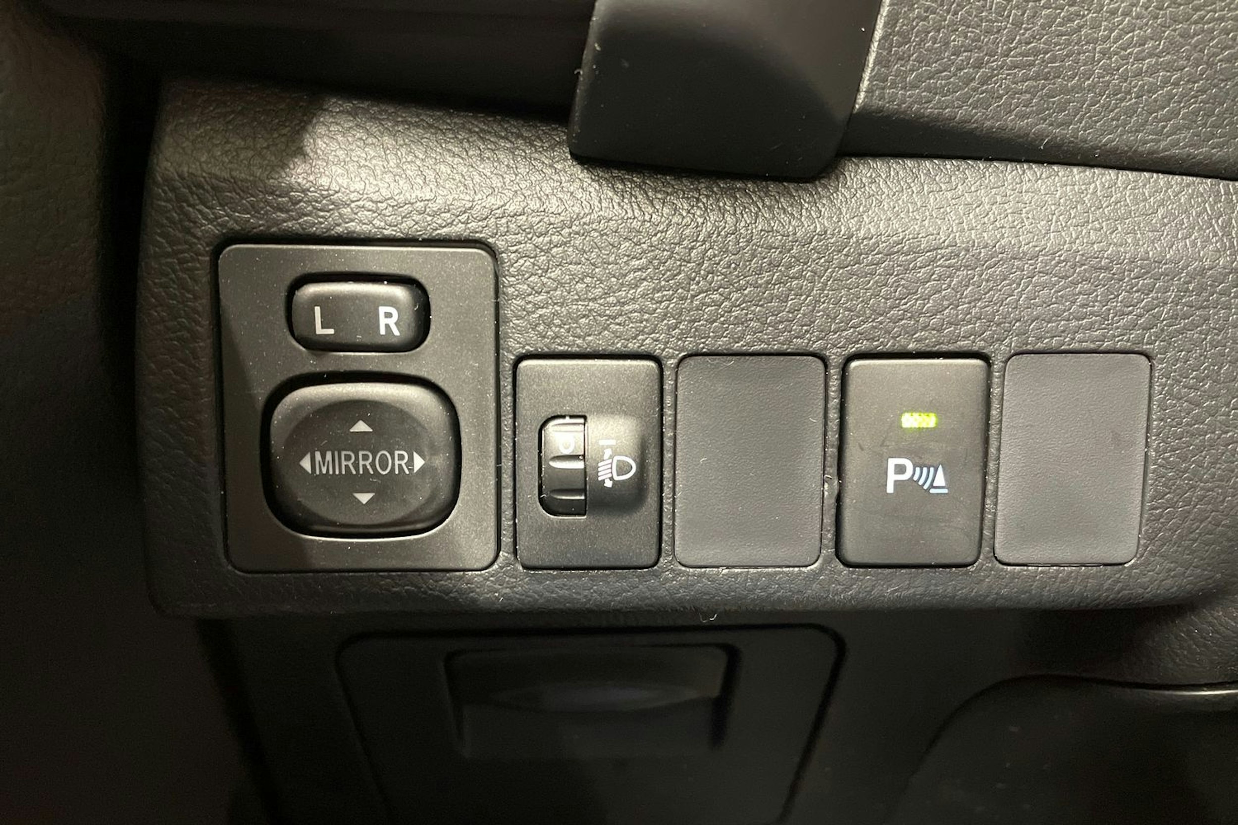 Harmaa Toyota Auris 2016 kuva 23.