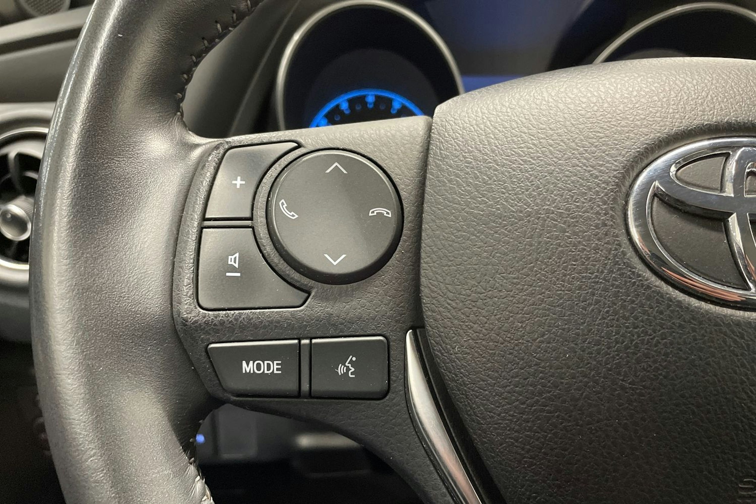 Harmaa Toyota Auris 2016 kuva 24.