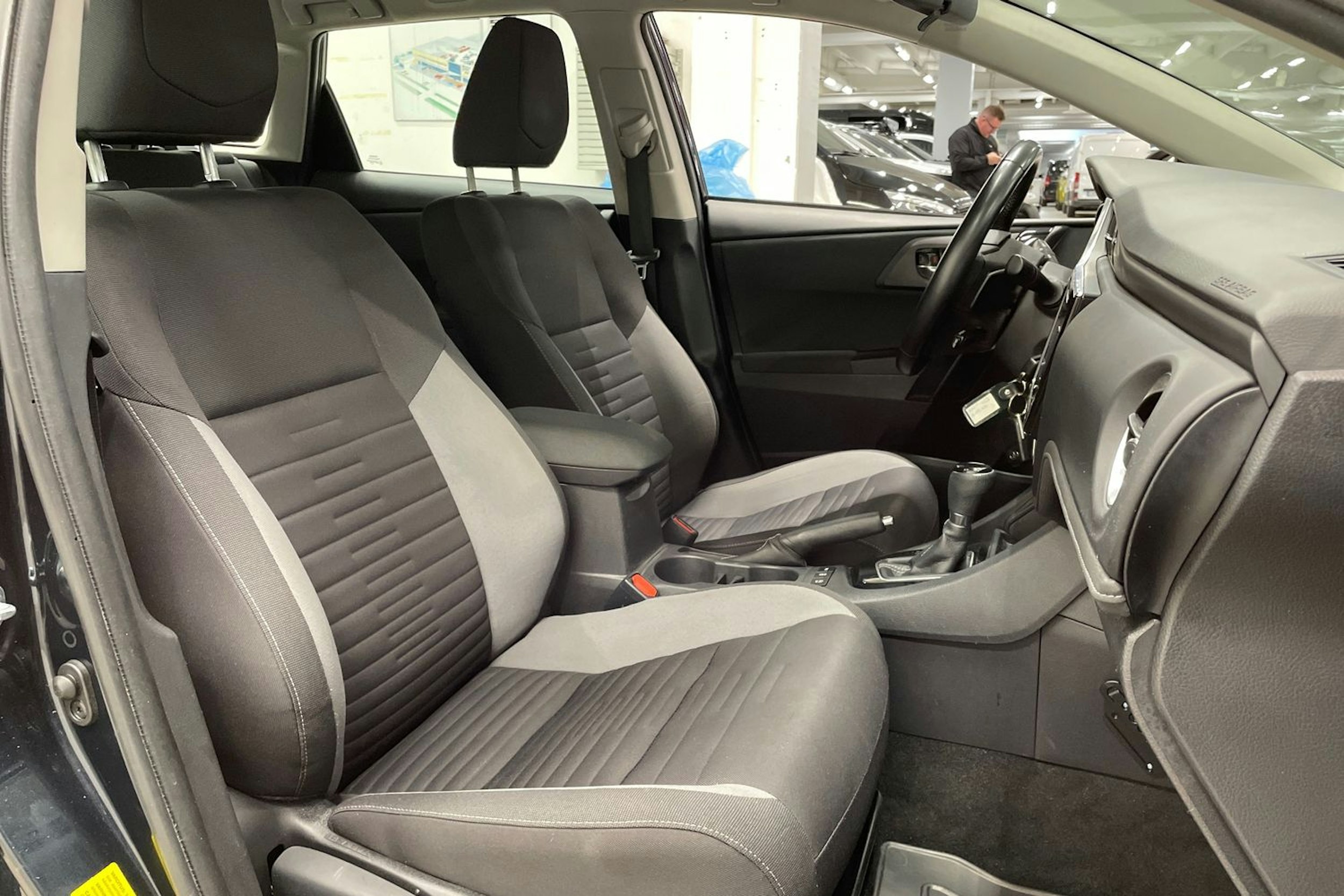 Harmaa Toyota Auris 2016 kuva 27.