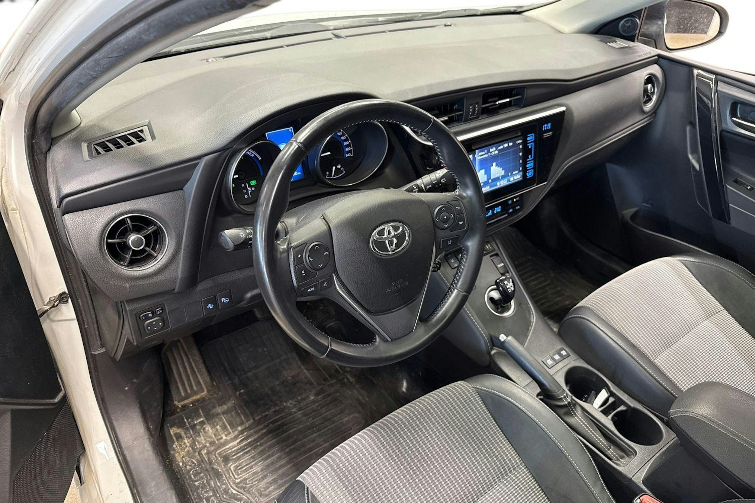 valkoinen Toyota Auris 2016 kuva 3.