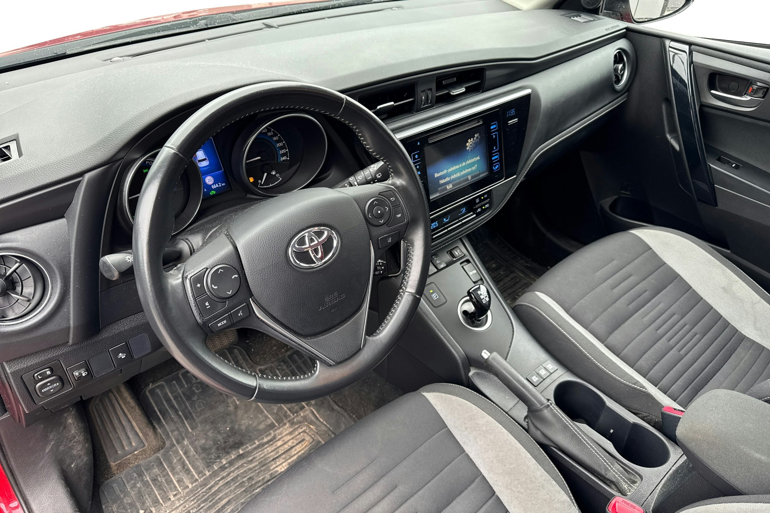 punainen Toyota Auris 2016 kuva 3.