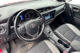 punainen Toyota Auris 2016 kuva 3.