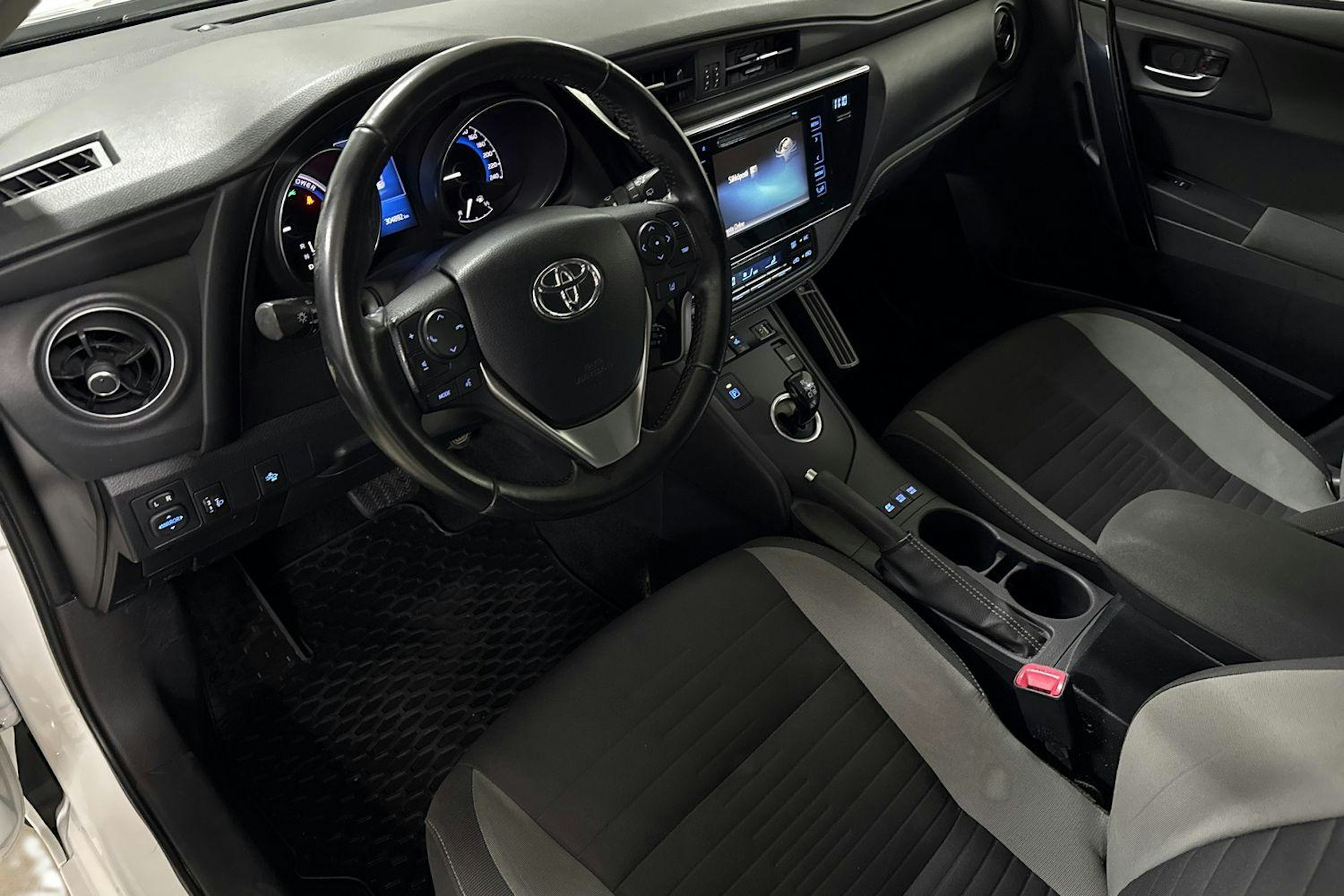 valkoinen Toyota Auris 2016 kuva 6.