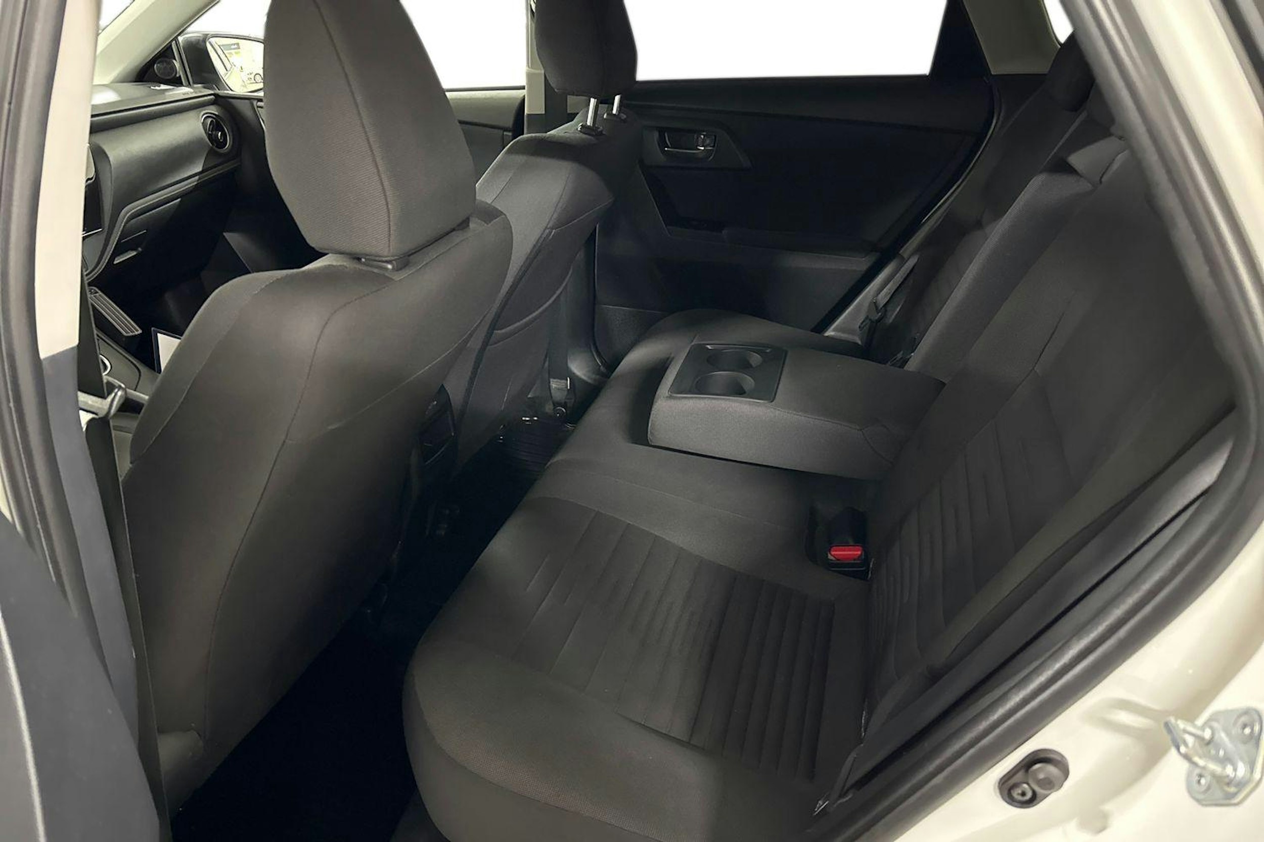 valkoinen Toyota Auris 2016 kuva 8.