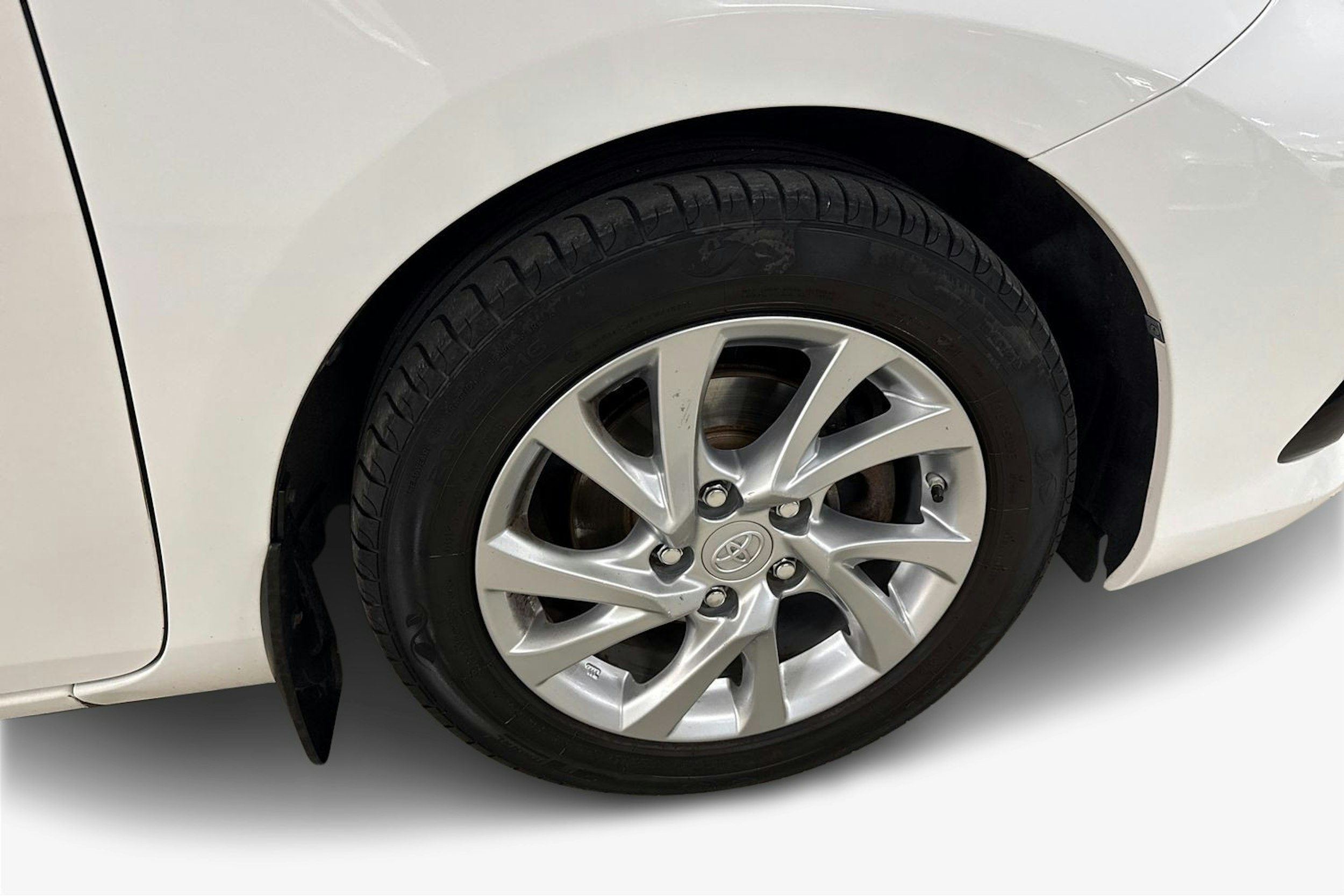 valkoinen Toyota Auris 2016 kuva 9.