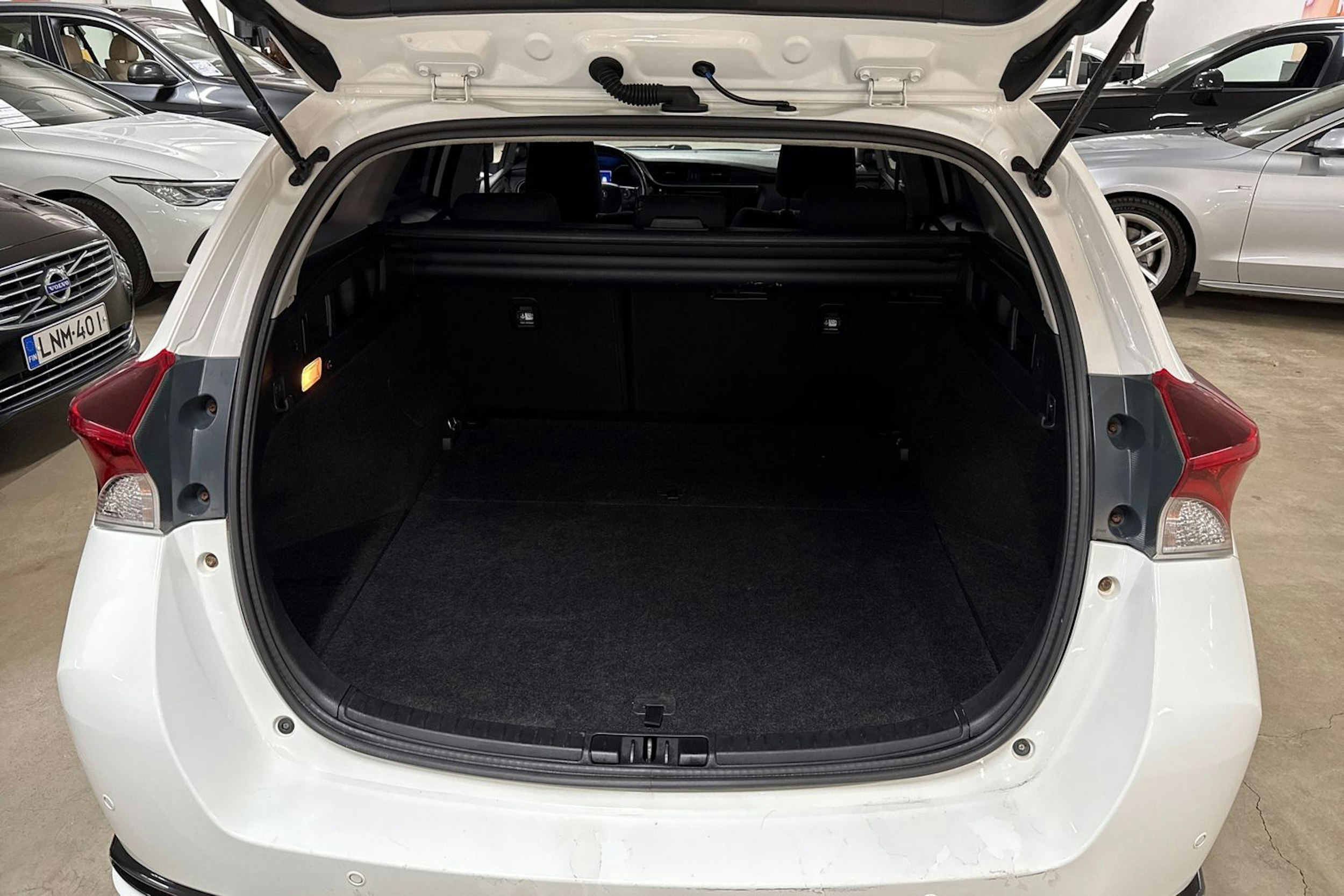 valkoinen Toyota Auris 2016 kuva 11.