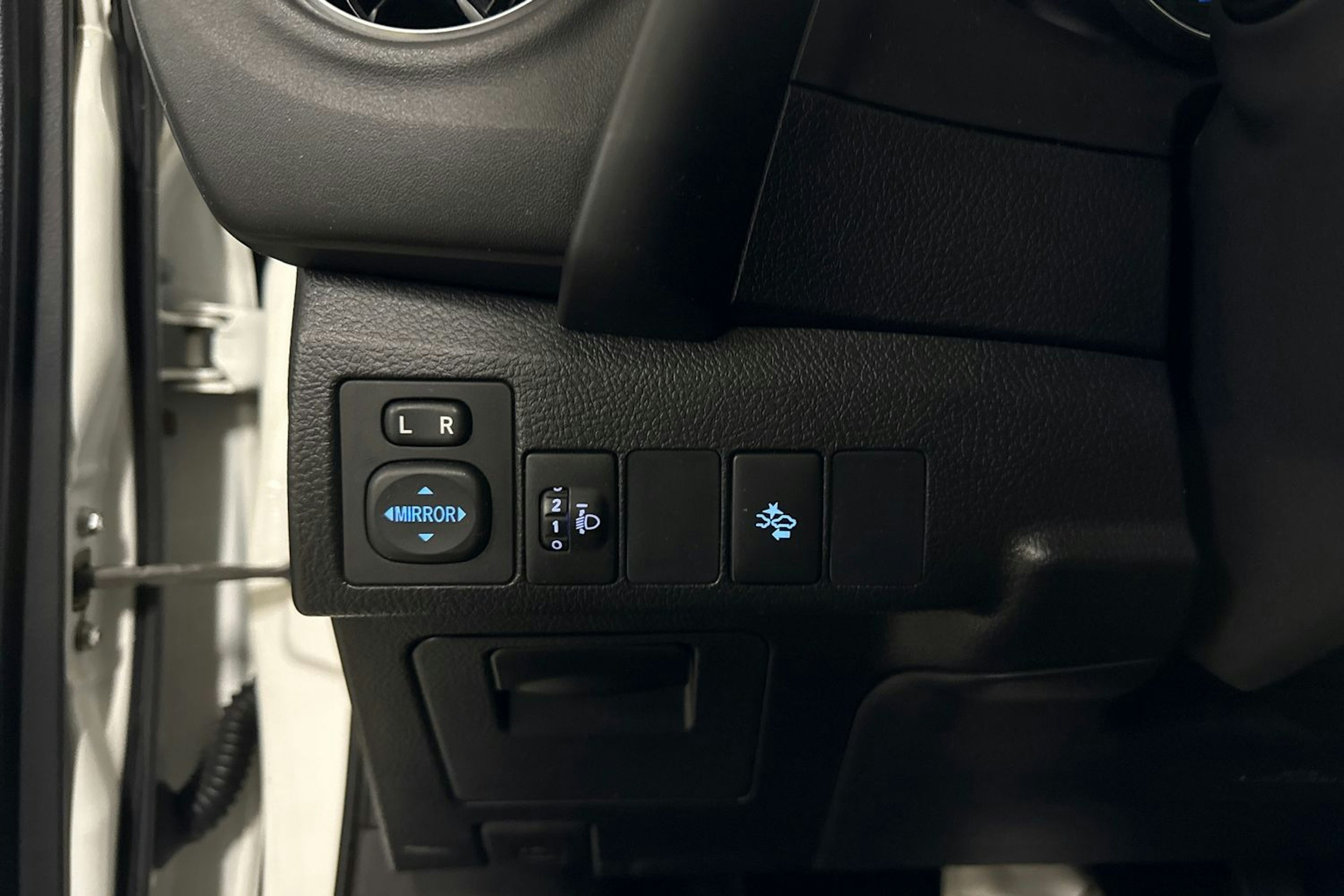 valkoinen Toyota Auris 2016 kuva 12.