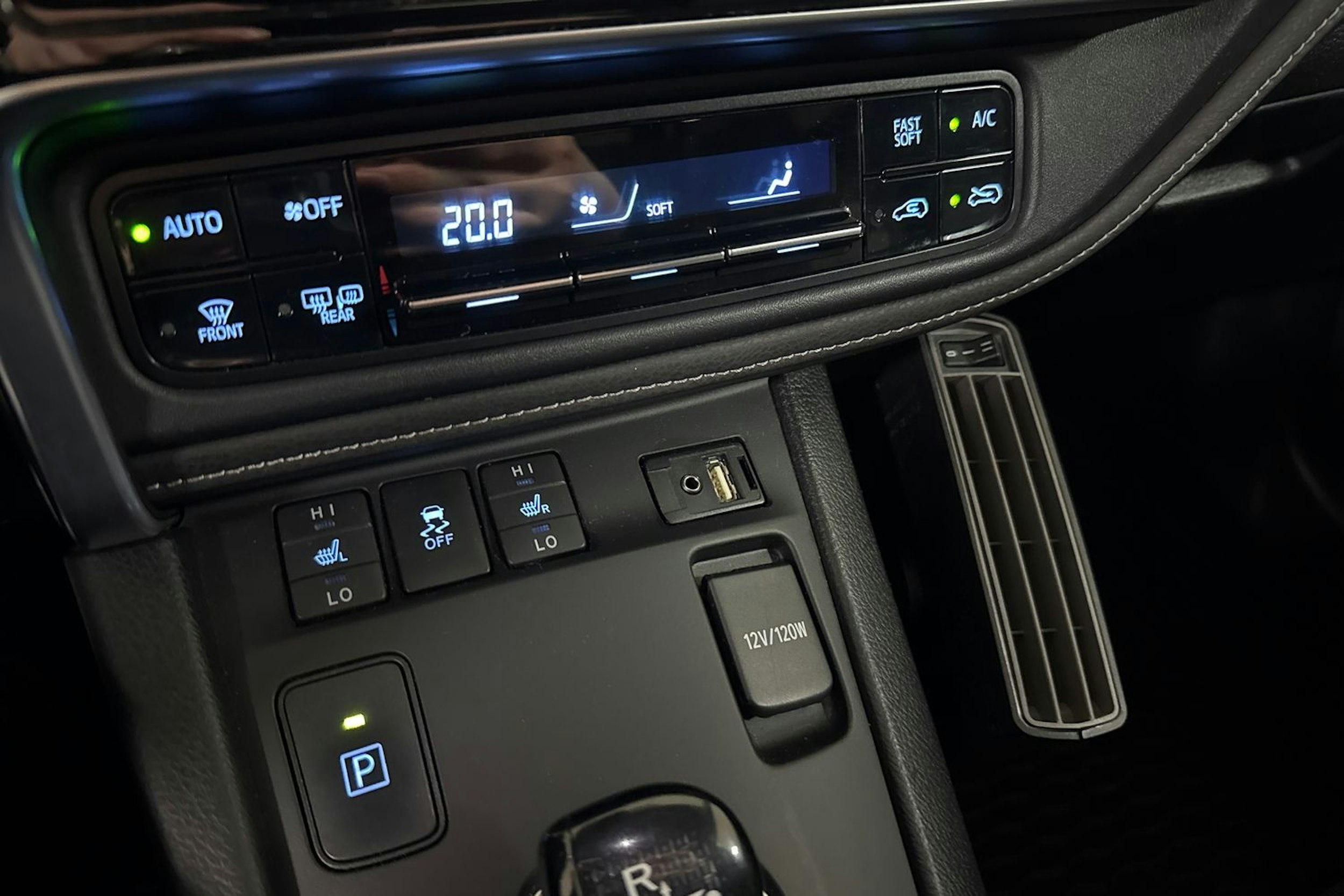 valkoinen Toyota Auris 2016 kuva 18.