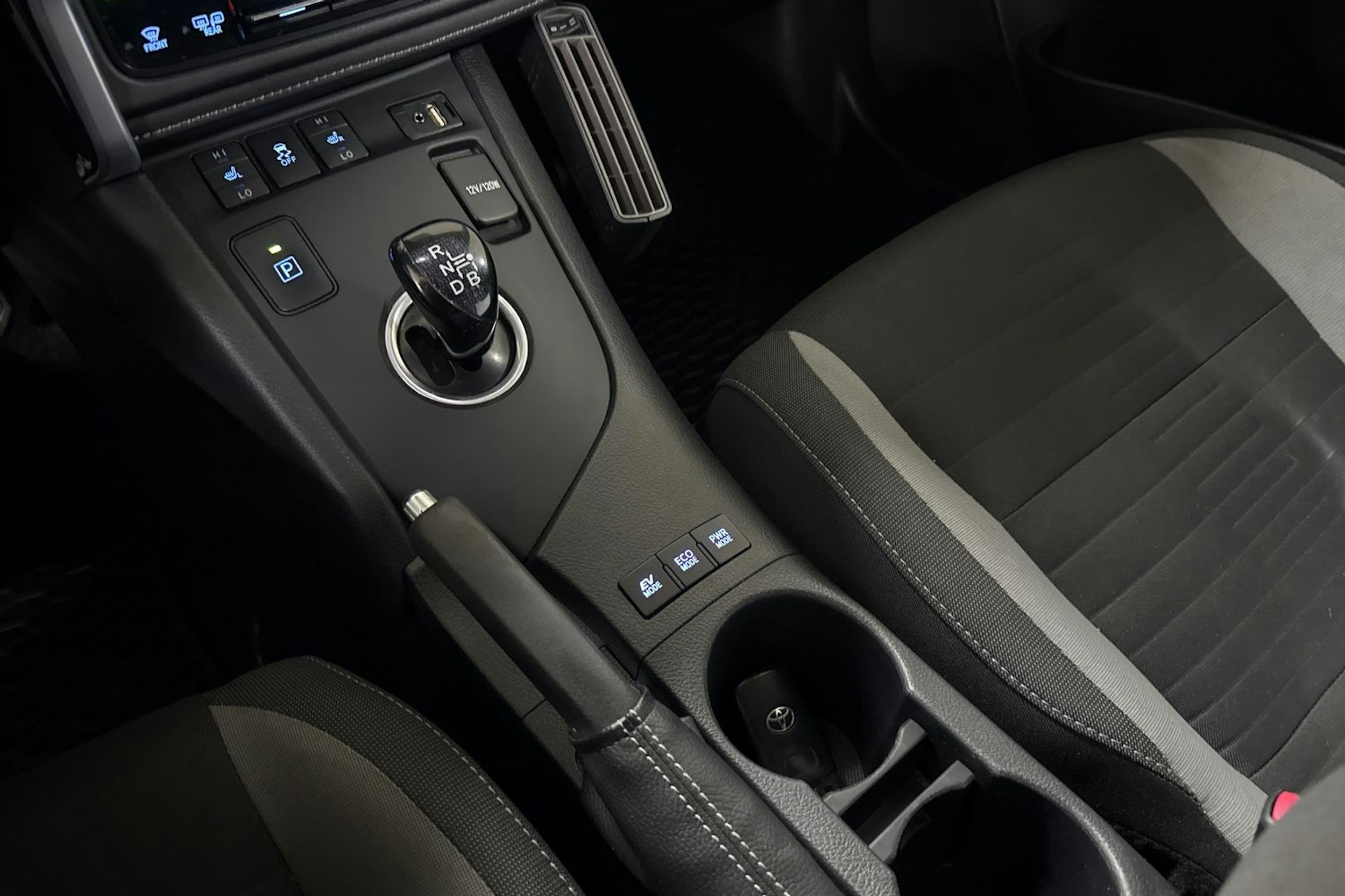 valkoinen Toyota Auris 2016 kuva 19.