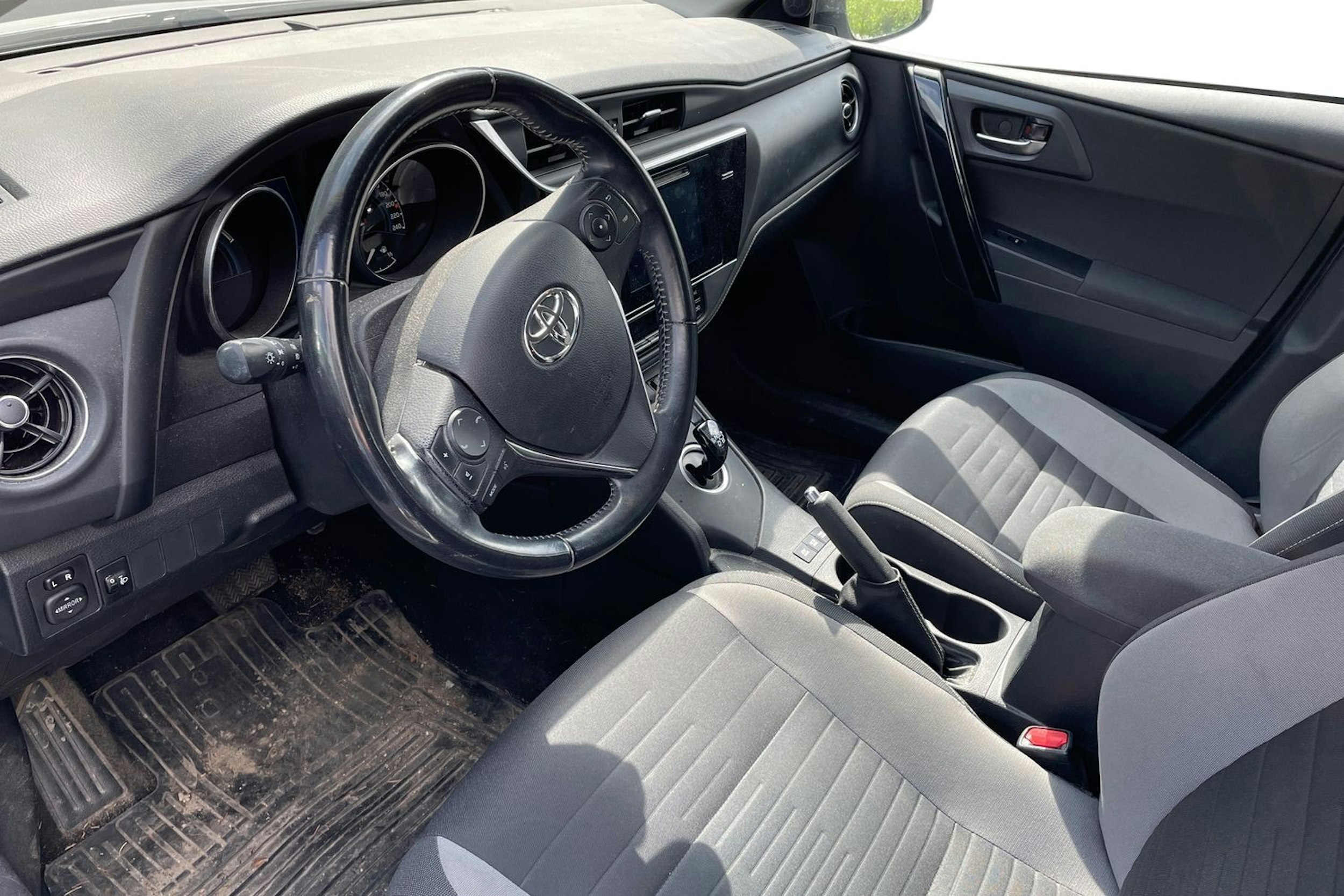 valkoinen Toyota Auris 2016 kuva 3.