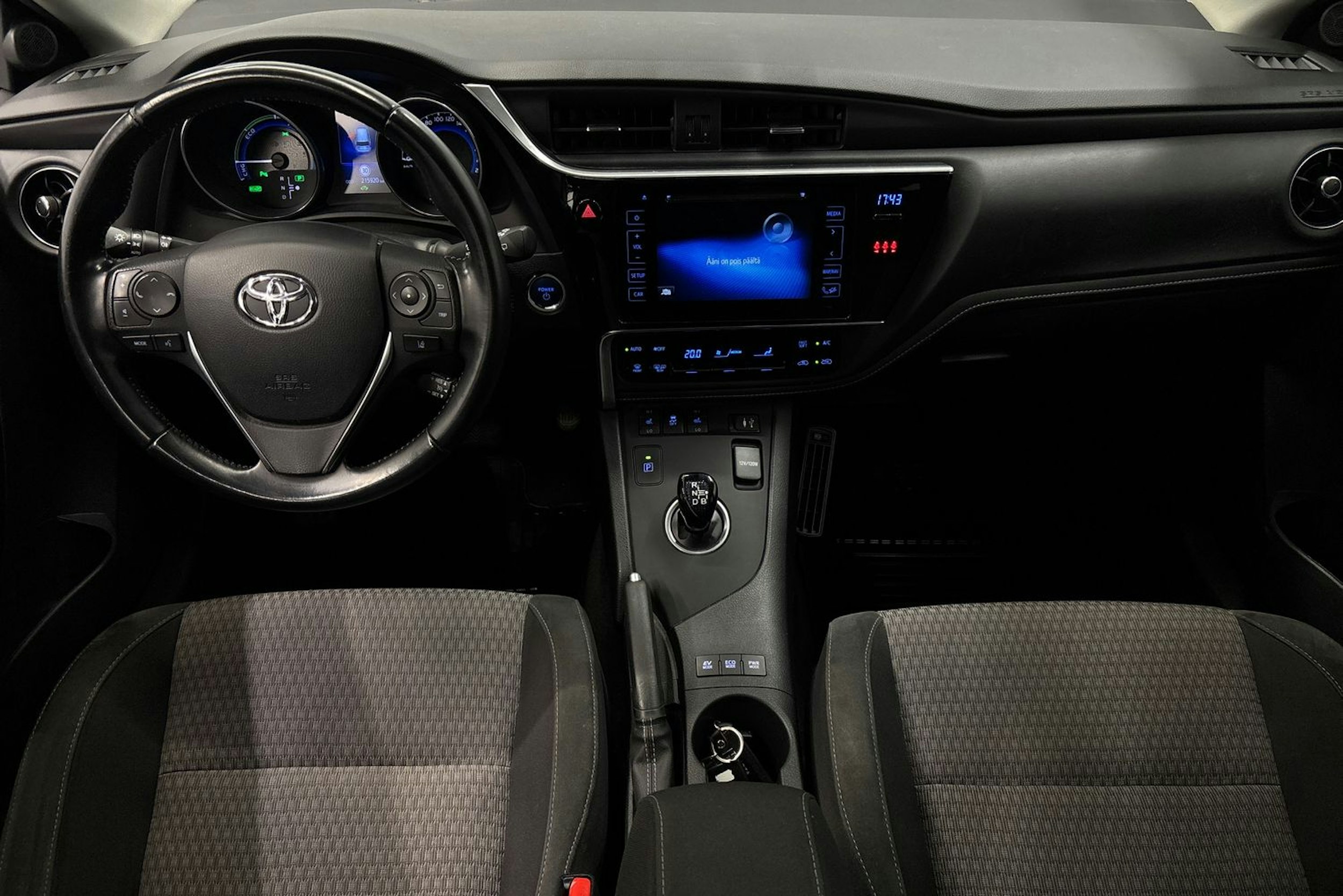 valkoinen Toyota Auris 2017 kuva 7.