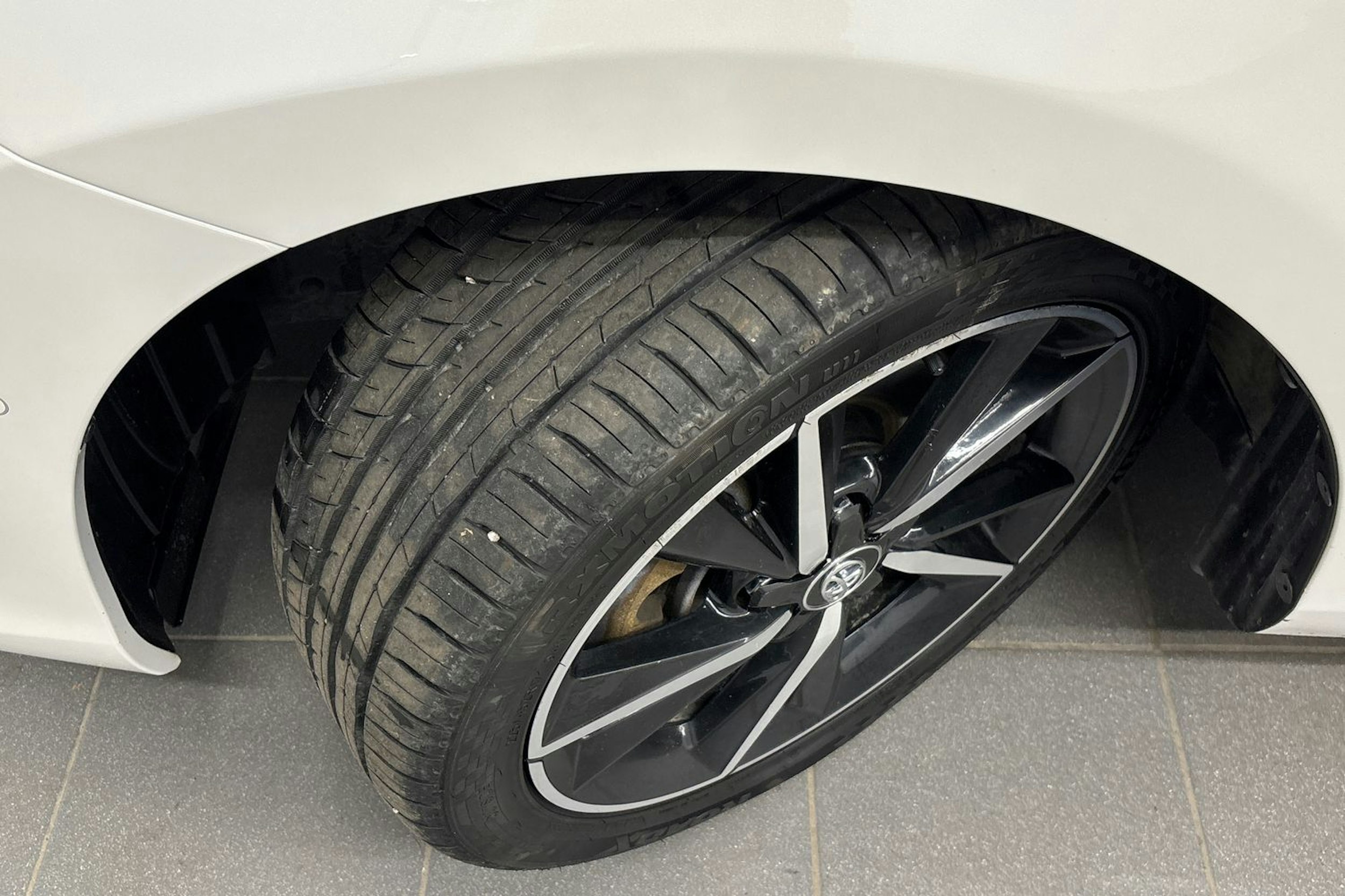 valkoinen Toyota Auris 2017 kuva 10.