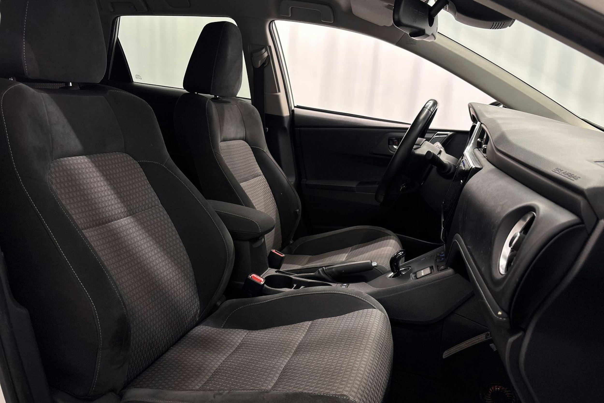 valkoinen Toyota Auris 2017 kuva 12.