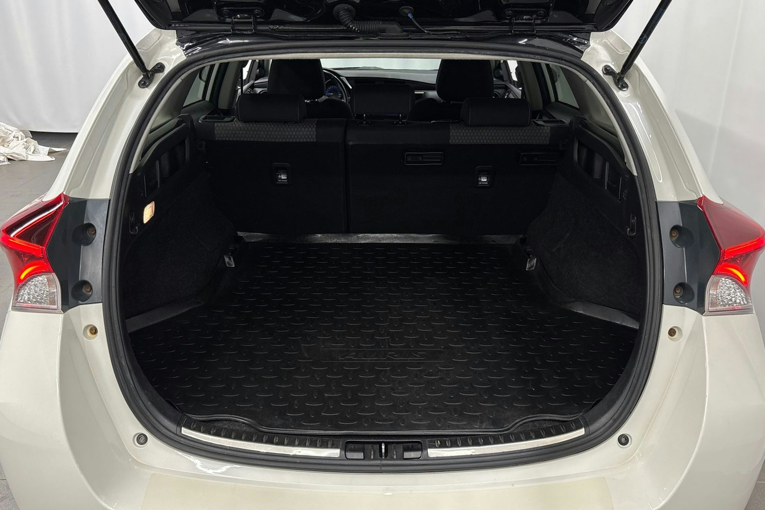 valkoinen Toyota Auris 2017 kuva 13.
