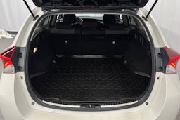 valkoinen Toyota Auris 2017 kuva 13.