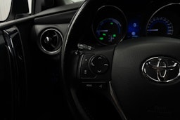 valkoinen Toyota Auris 2017 kuva 16.