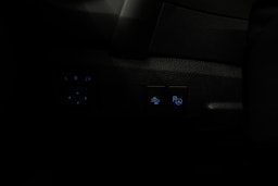 valkoinen Toyota Auris 2017 kuva 19.