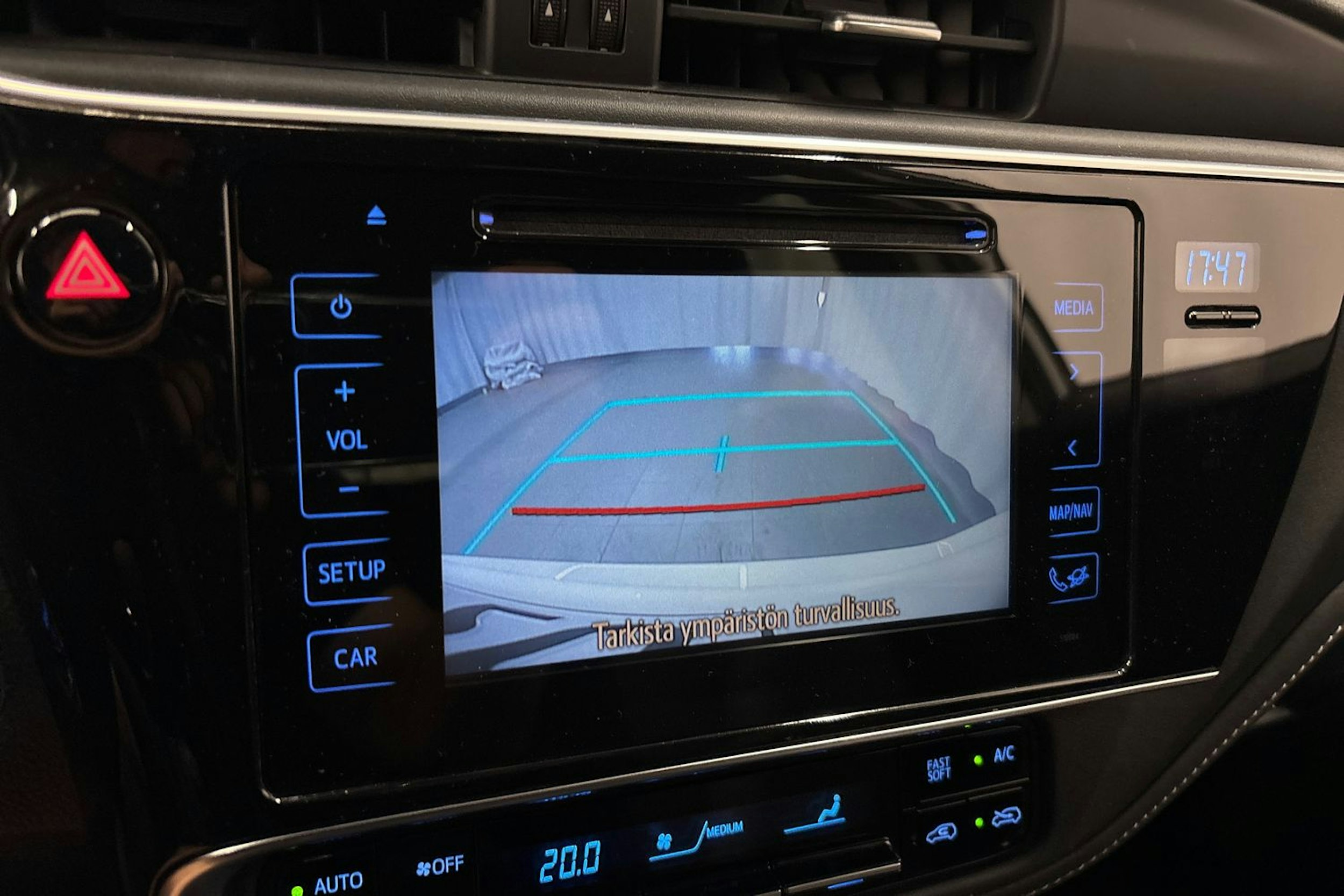 valkoinen Toyota Auris 2017 kuva 20.