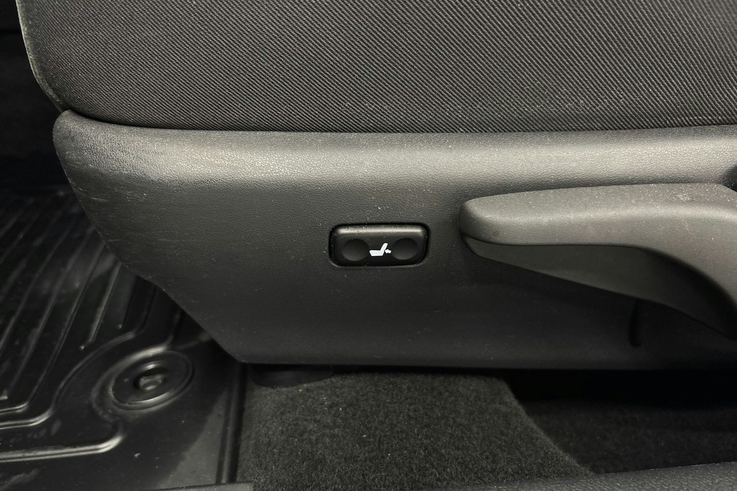 valkoinen Toyota Auris 2017 kuva 24.