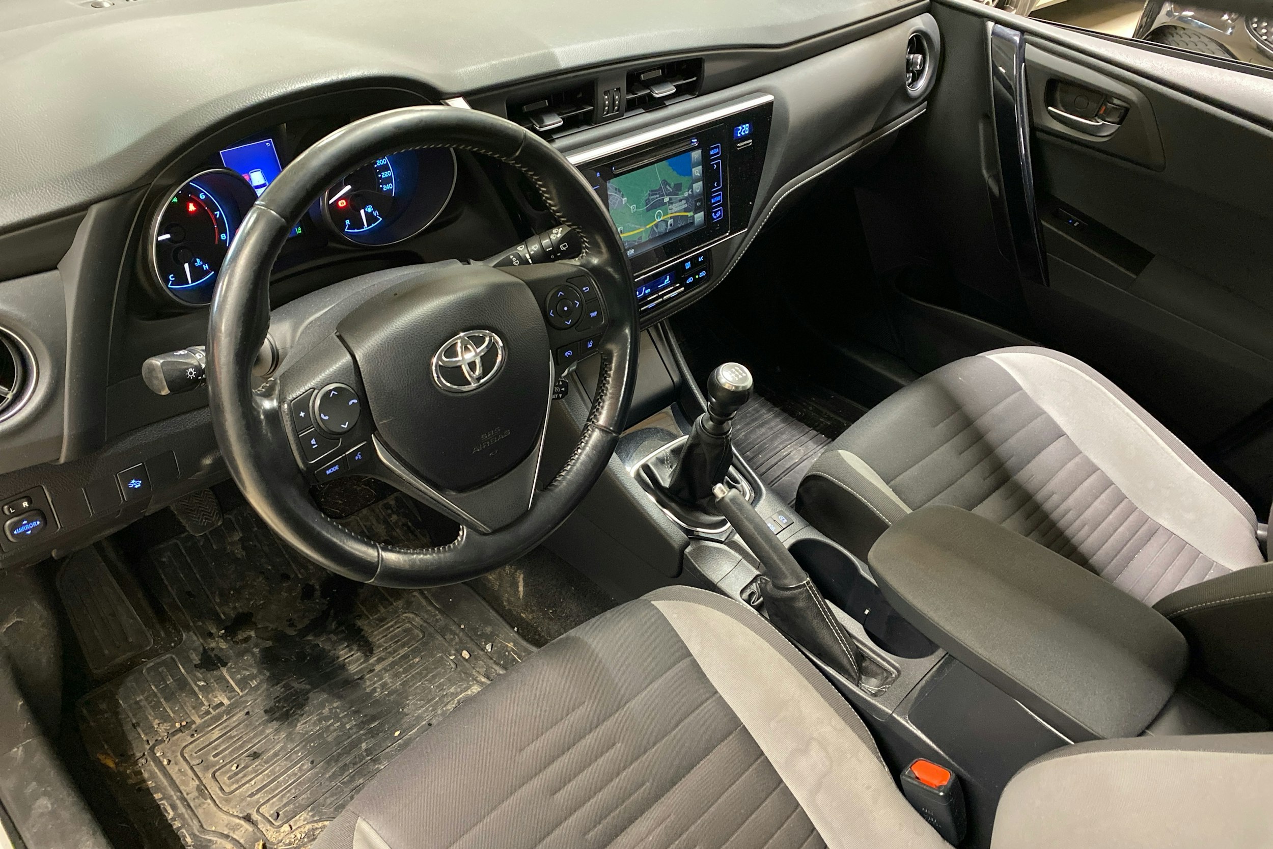 valkoinen Toyota Auris 2017 kuva 3.