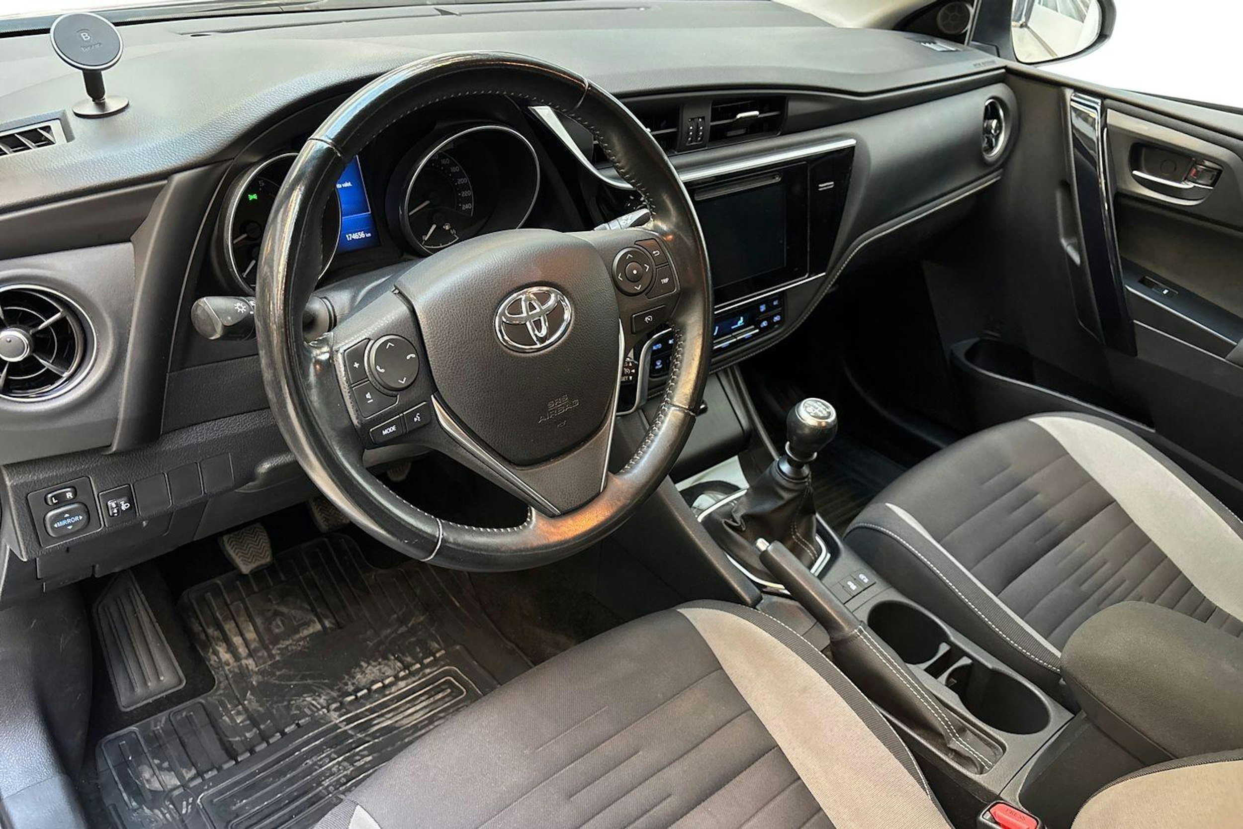 valkoinen Toyota Auris 2017 kuva 6.