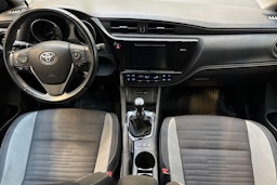 valkoinen Toyota Auris 2017 kuva 7.
