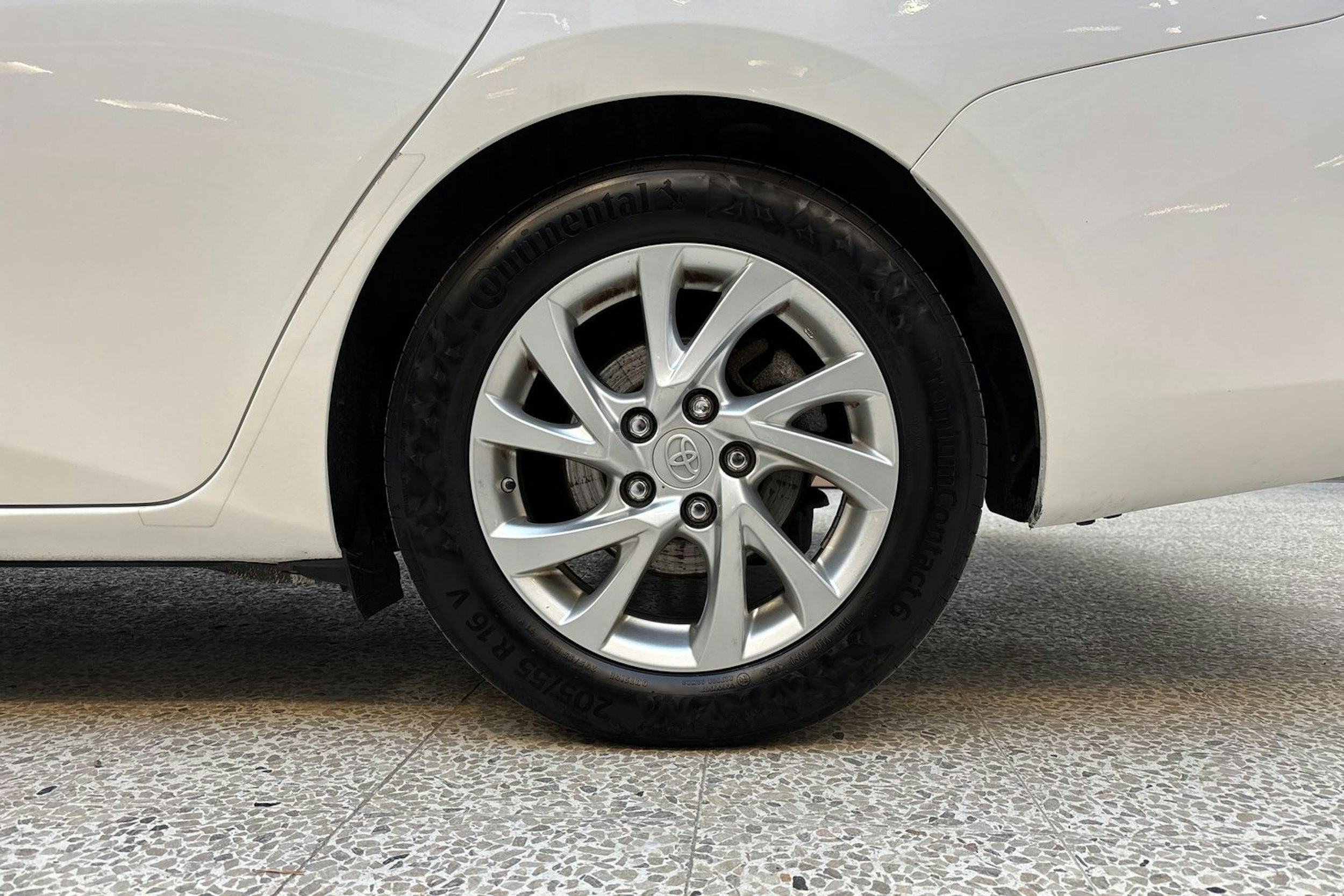 valkoinen Toyota Auris 2017 kuva 9.