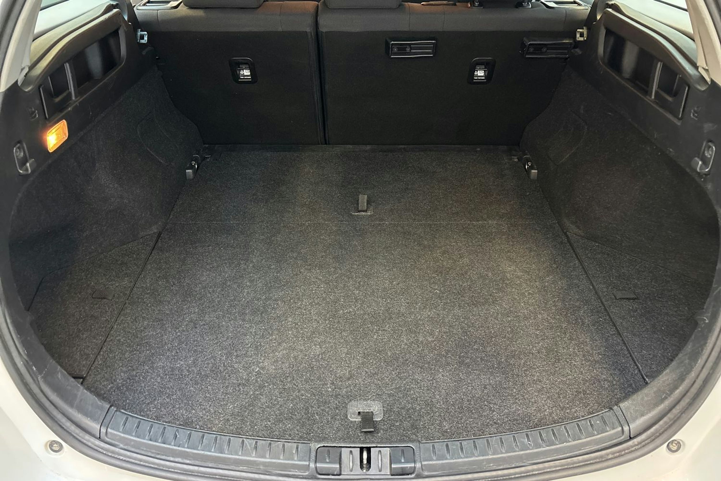 valkoinen Toyota Auris 2017 kuva 11.