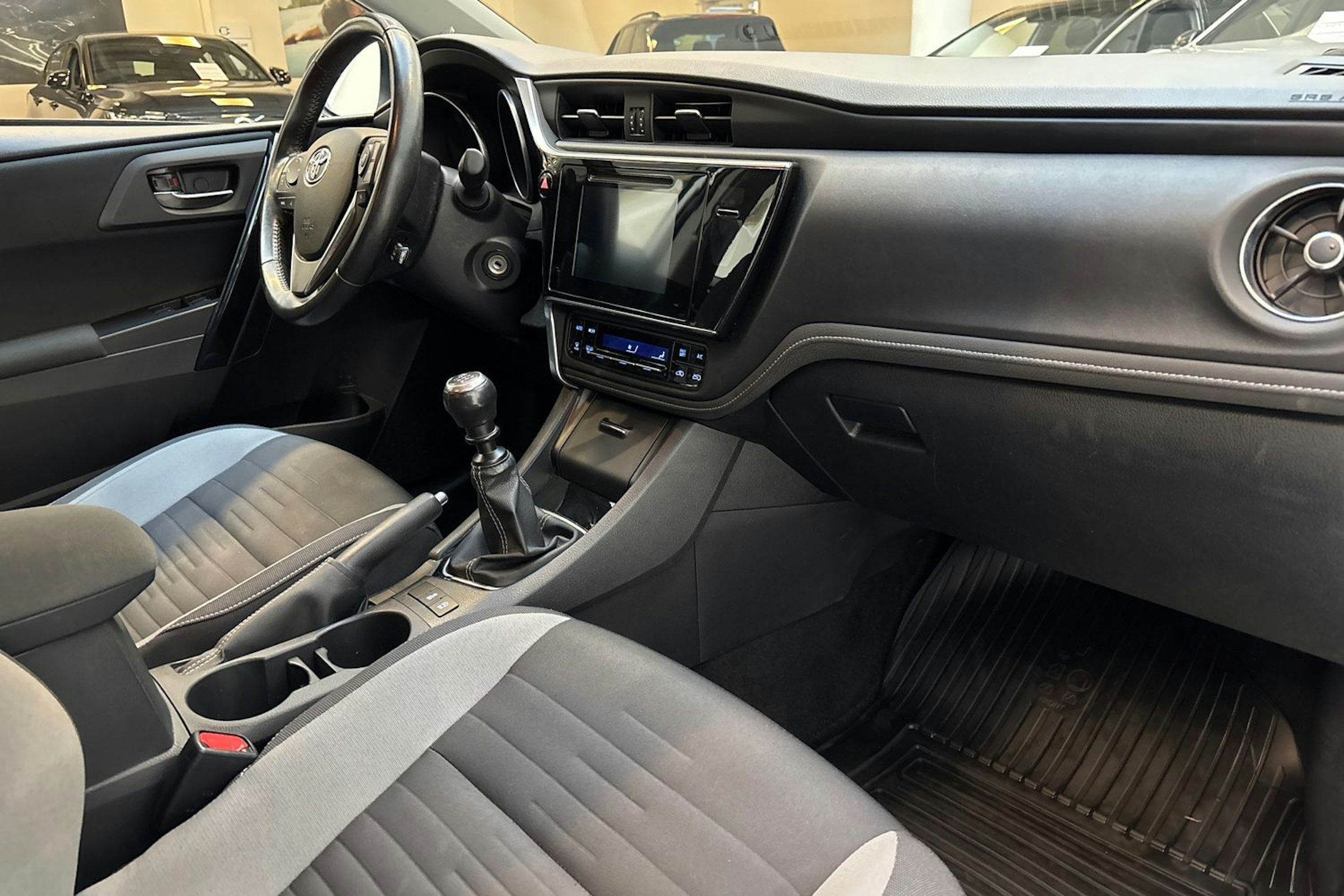 valkoinen Toyota Auris 2017 kuva 13.