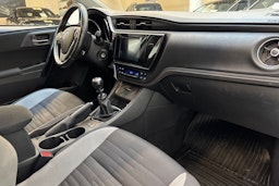 valkoinen Toyota Auris 2017 kuva 13.