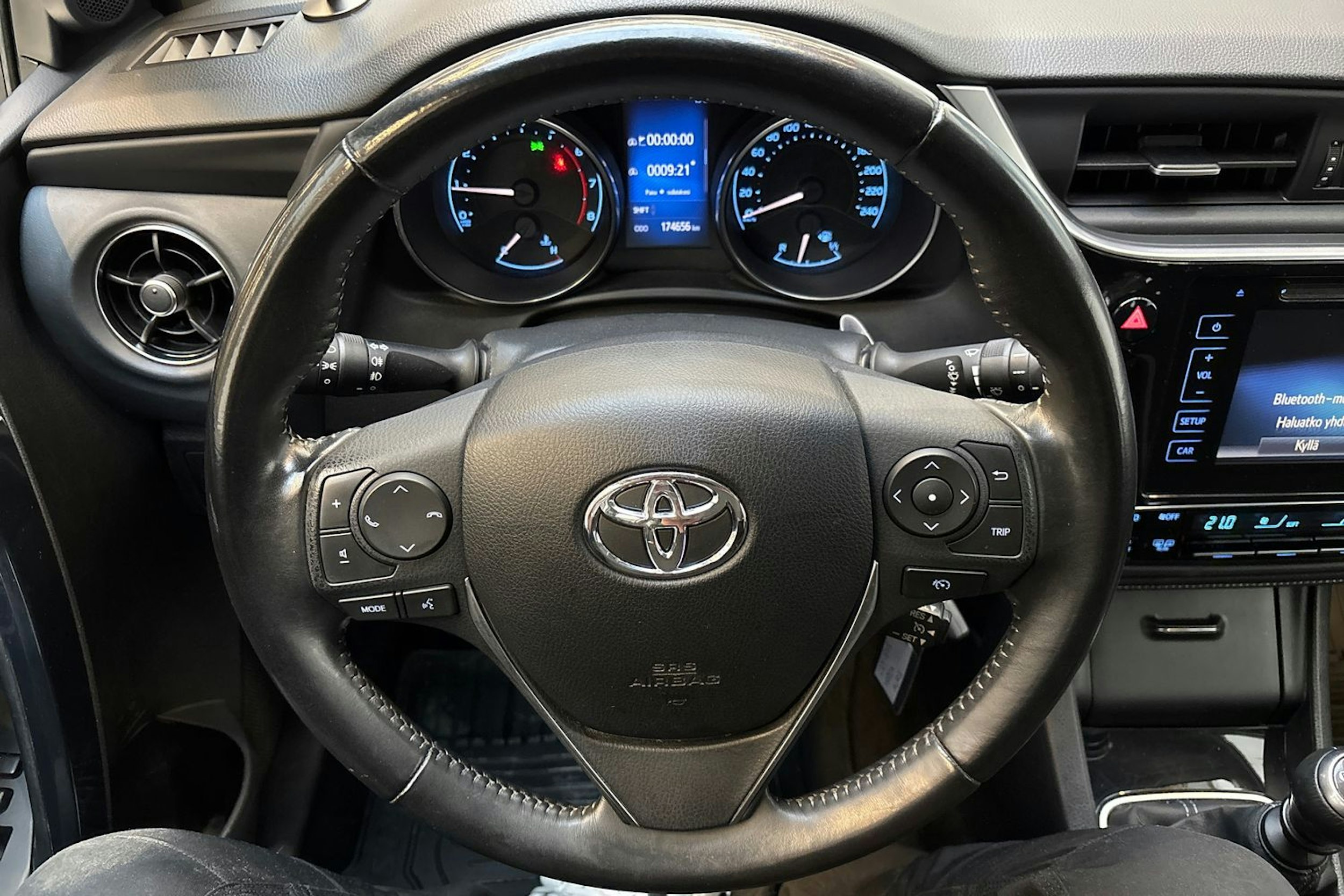 valkoinen Toyota Auris 2017 kuva 14.