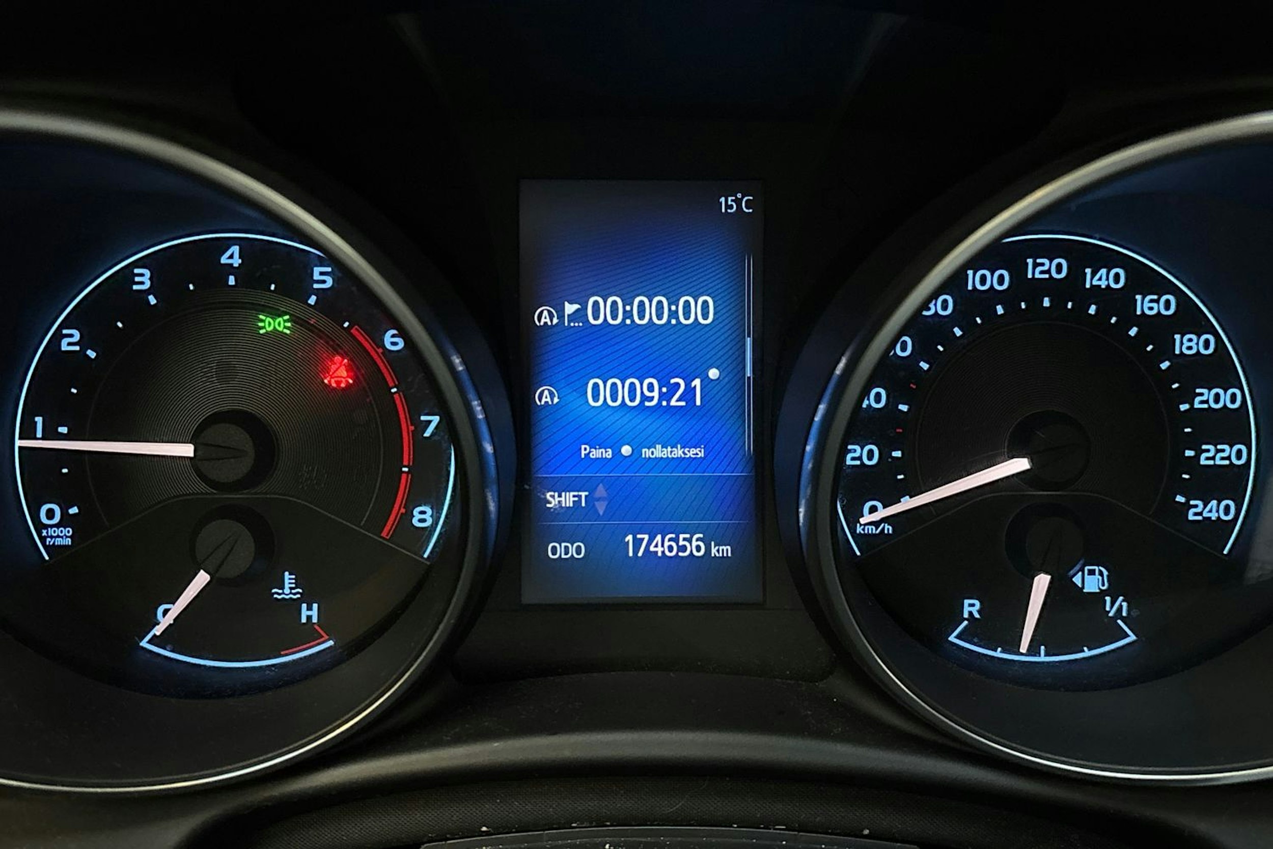 valkoinen Toyota Auris 2017 kuva 16.