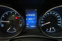 valkoinen Toyota Auris 2017 kuva 16.