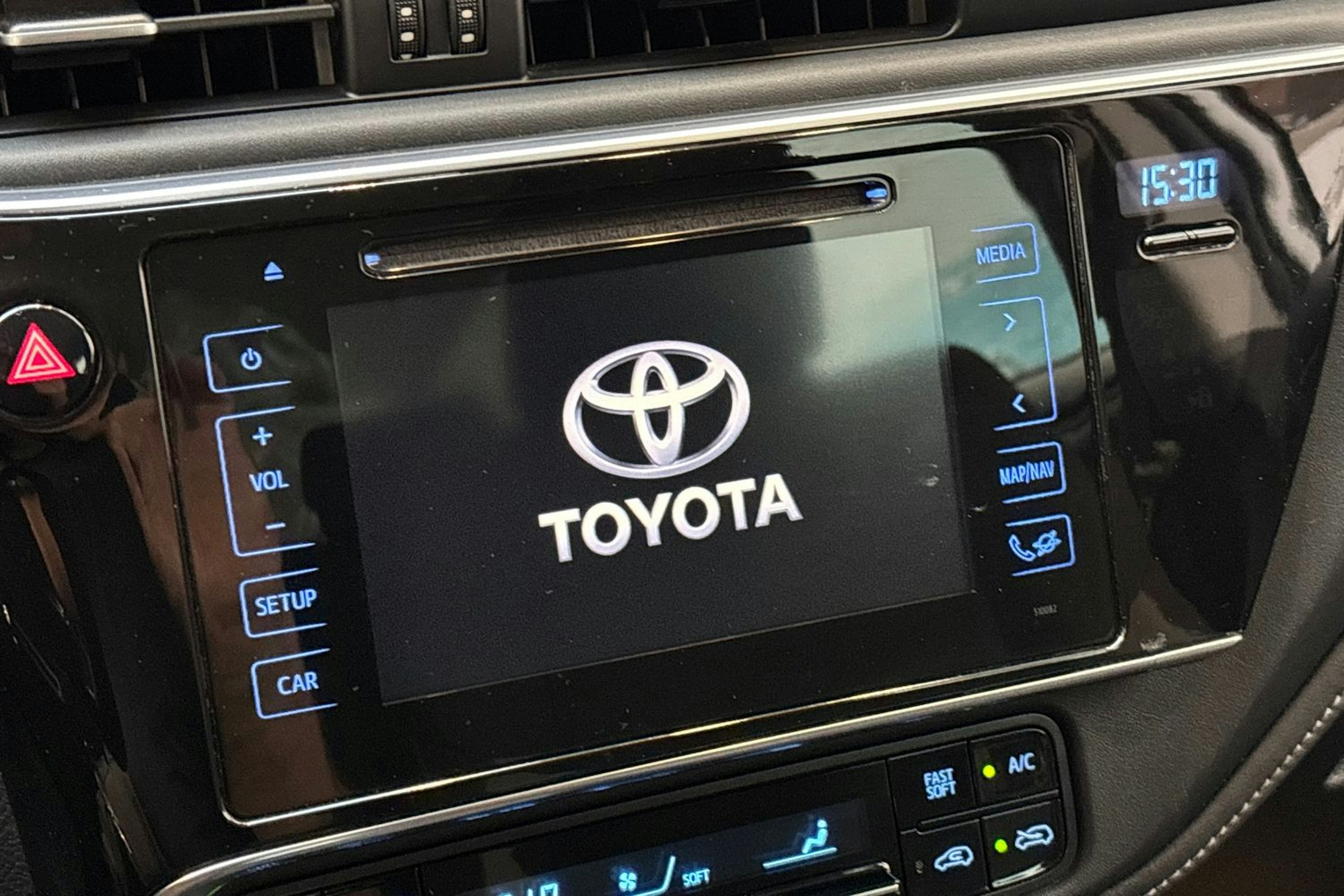 valkoinen Toyota Auris 2017 kuva 17.
