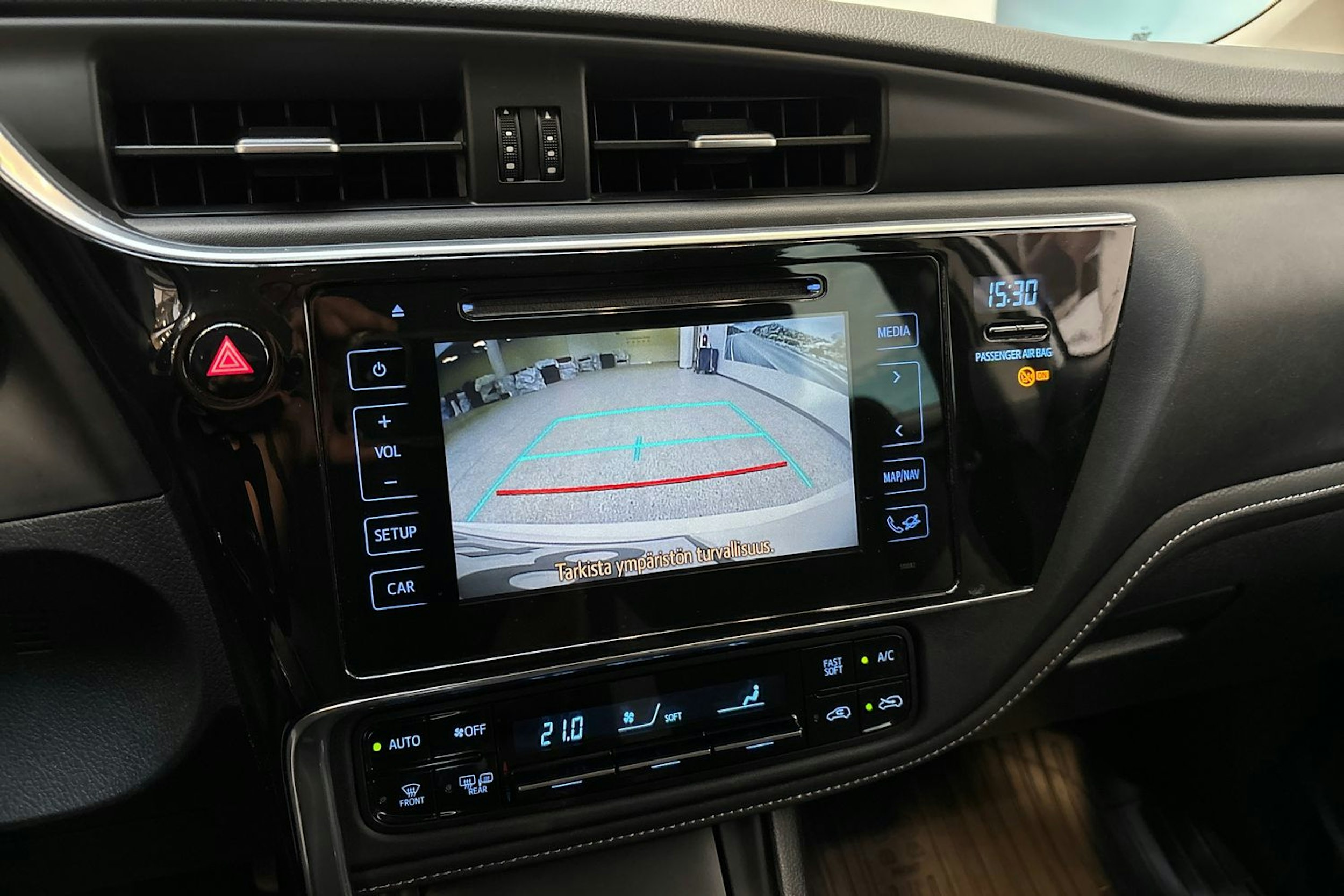 valkoinen Toyota Auris 2017 kuva 18.