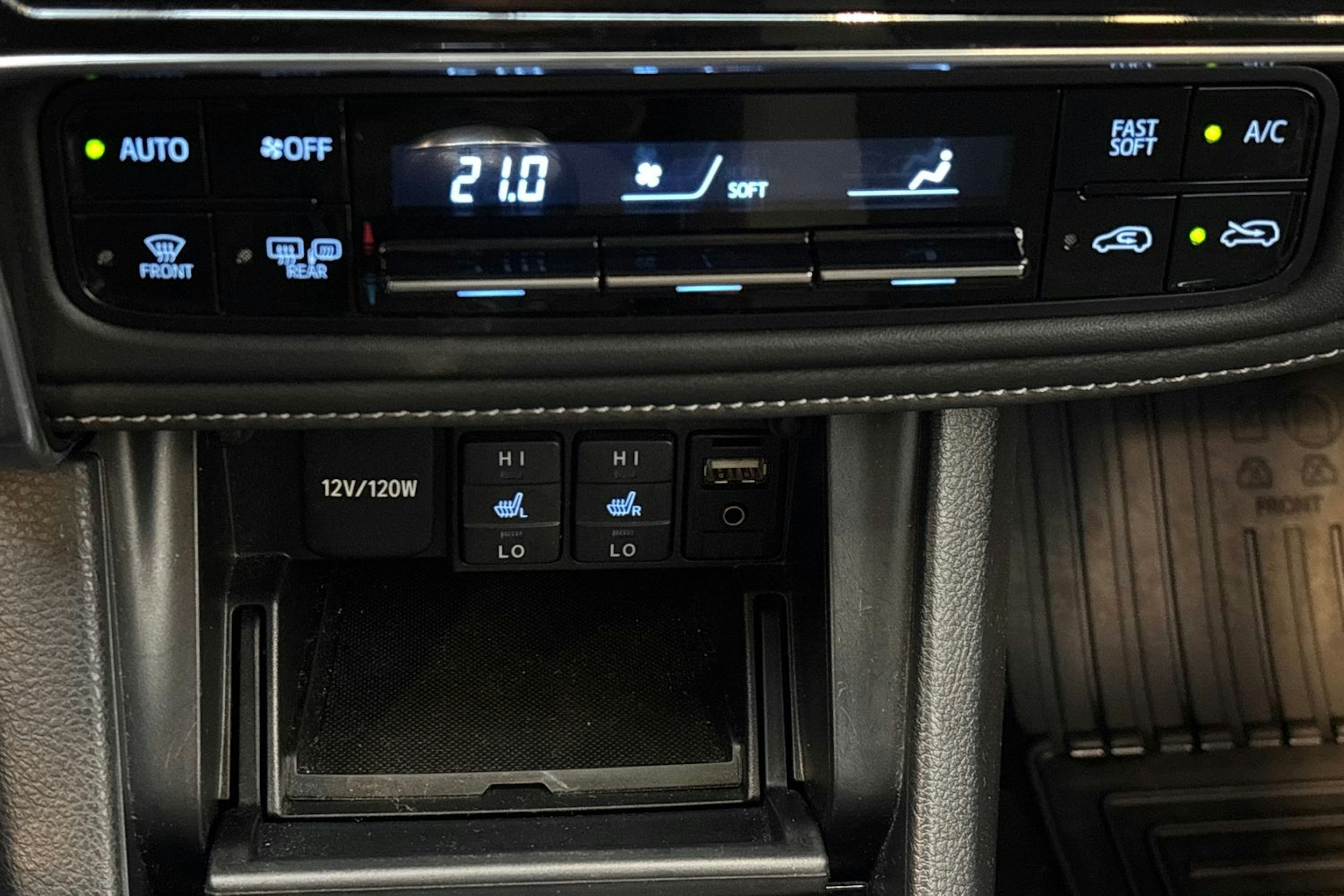 valkoinen Toyota Auris 2017 kuva 20.