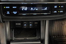 valkoinen Toyota Auris 2017 kuva 20.
