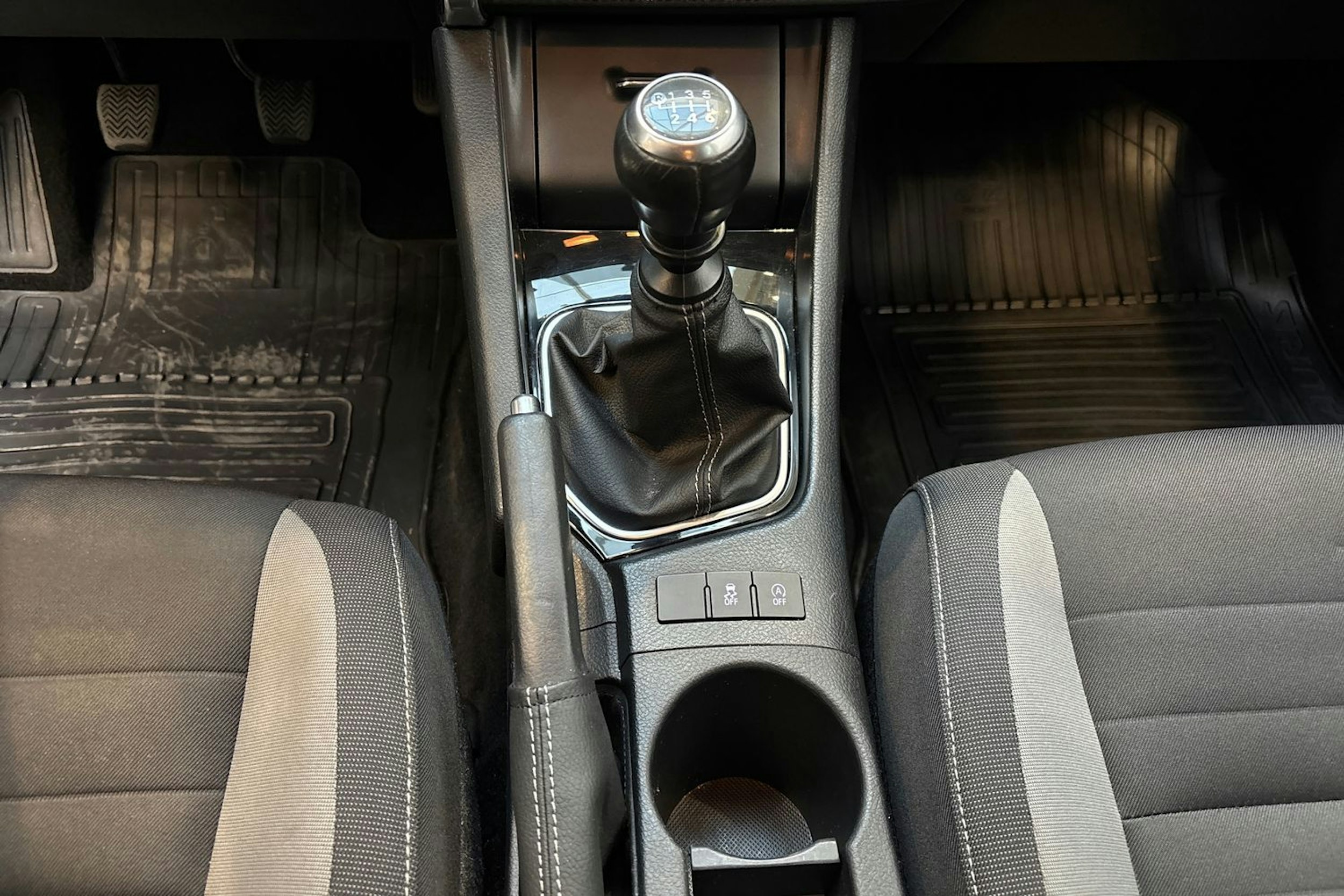 valkoinen Toyota Auris 2017 kuva 21.