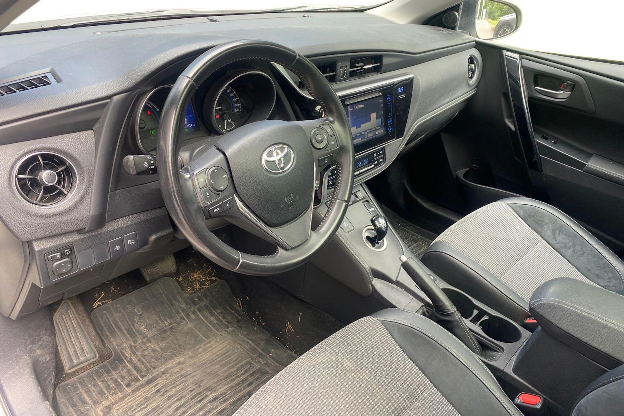Valkoinen Toyota Auris 2017 kuva 3.