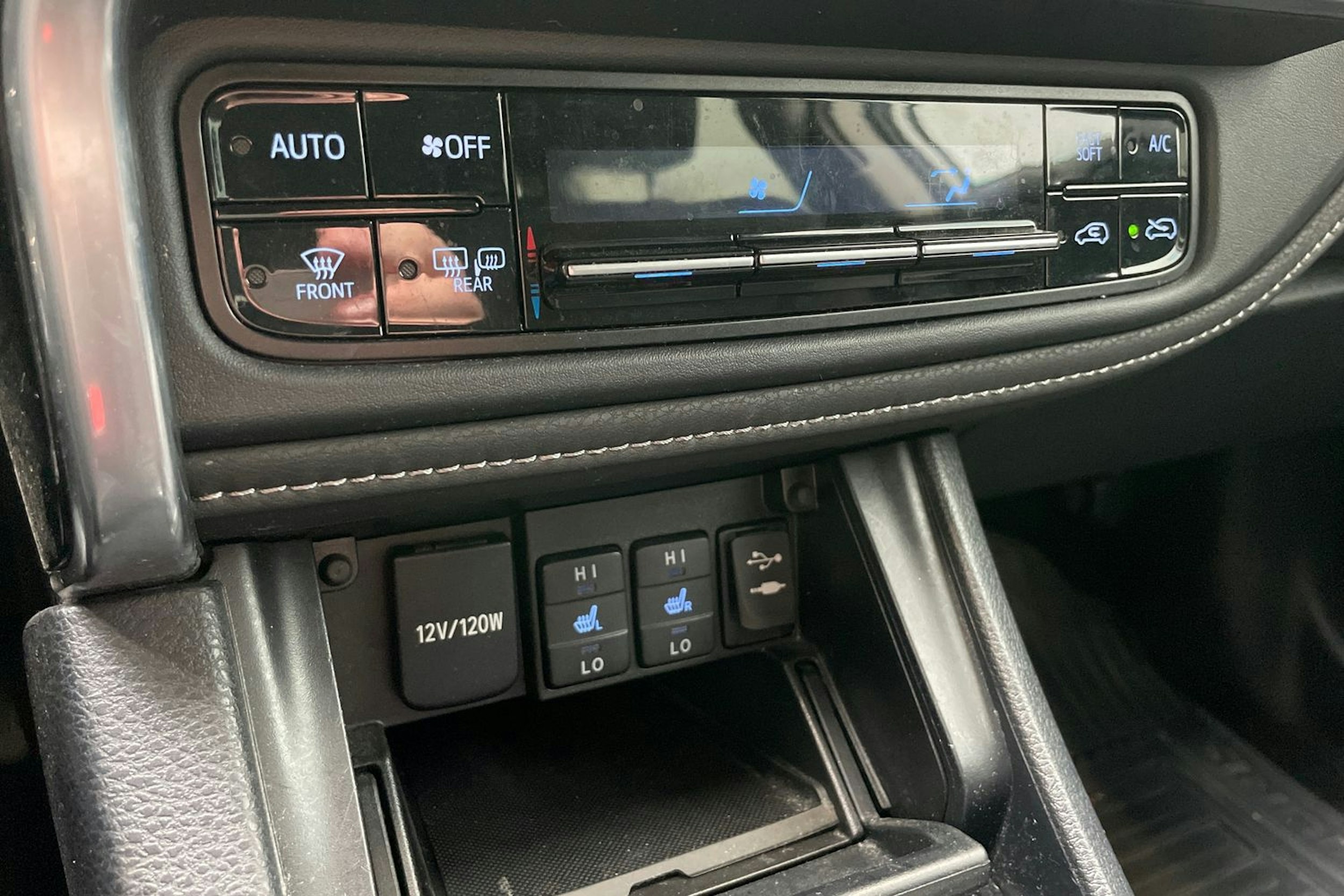 valkoinen Toyota Auris 2017 kuva 23.