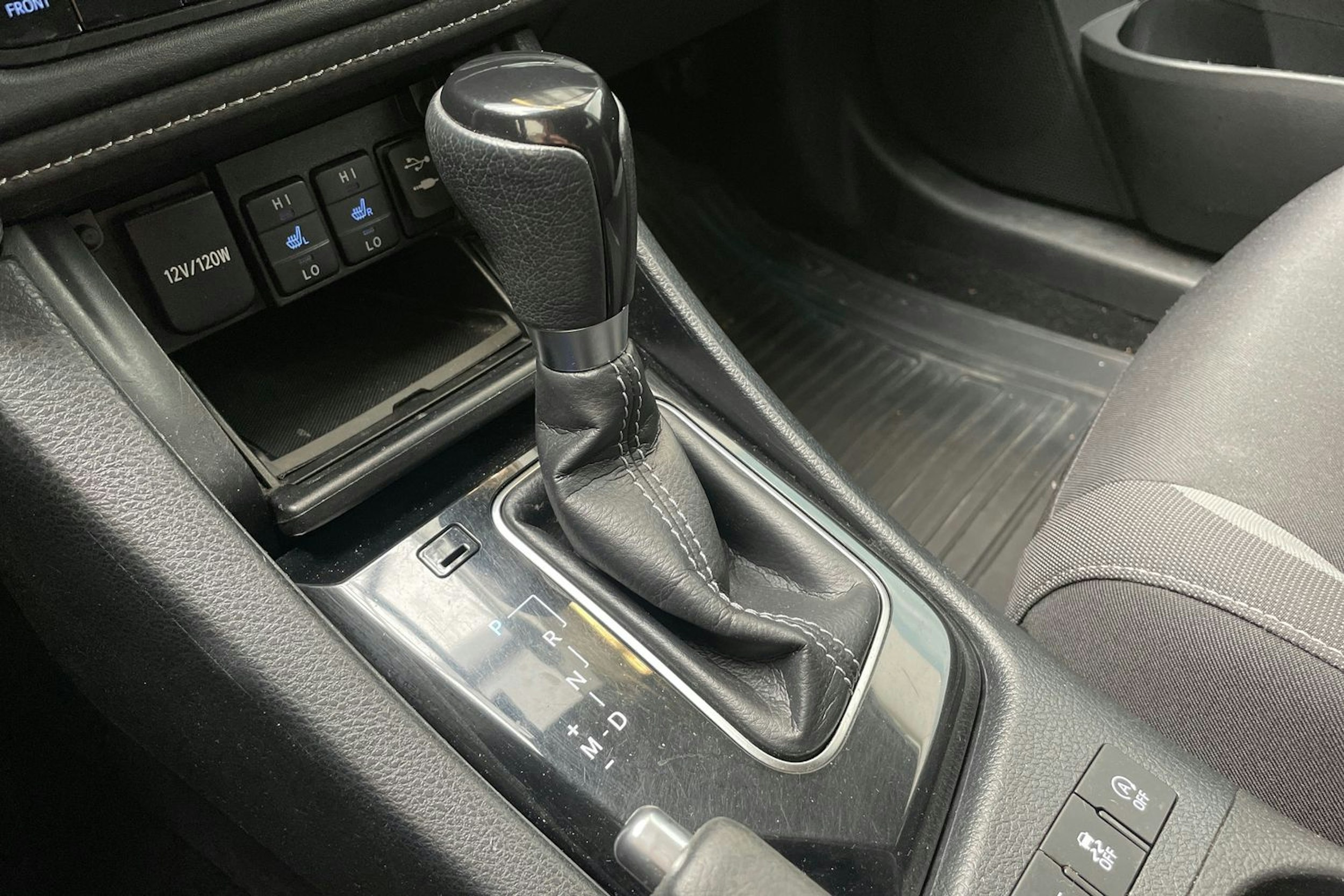valkoinen Toyota Auris 2017 kuva 25.