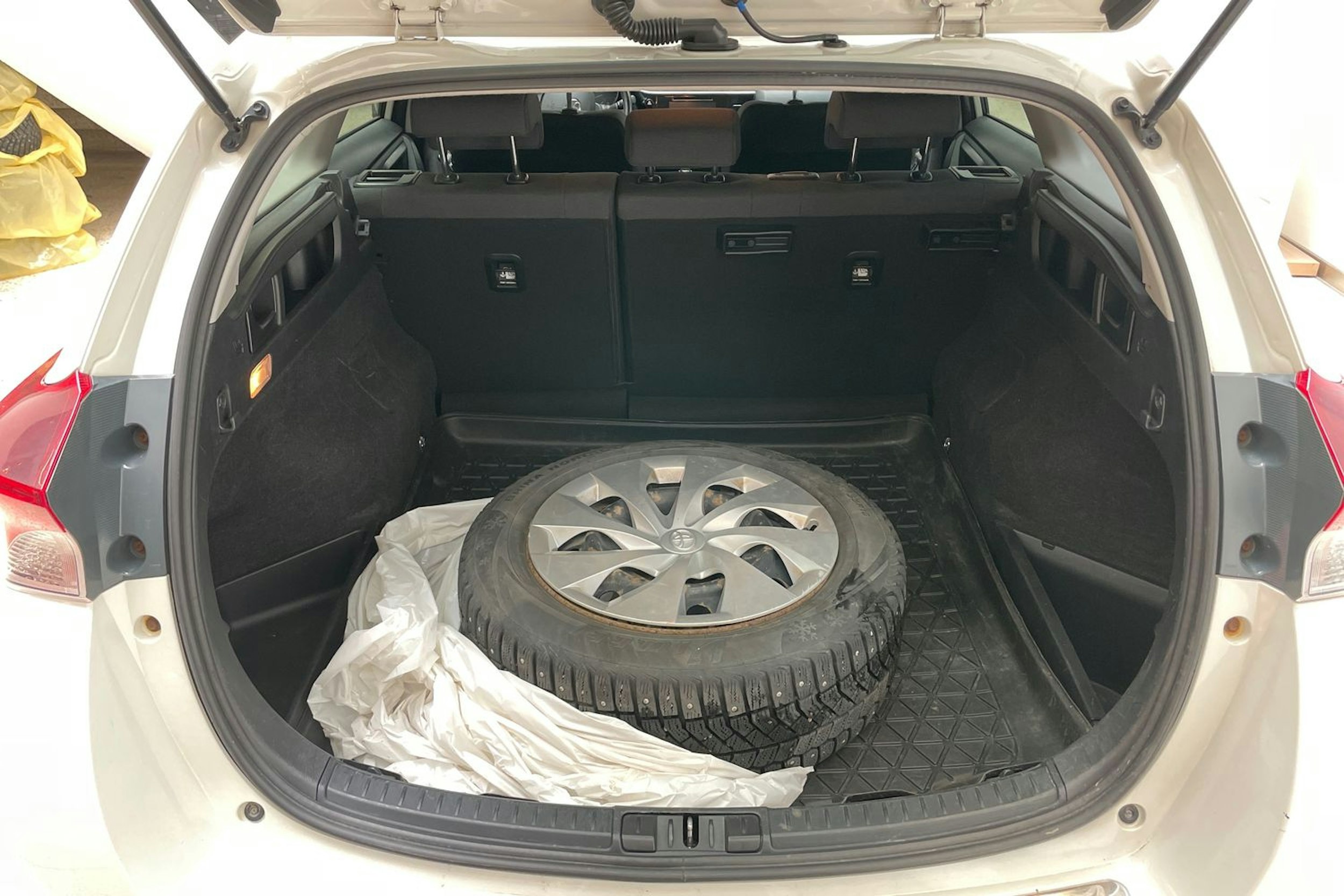 valkoinen Toyota Auris 2017 kuva 29.