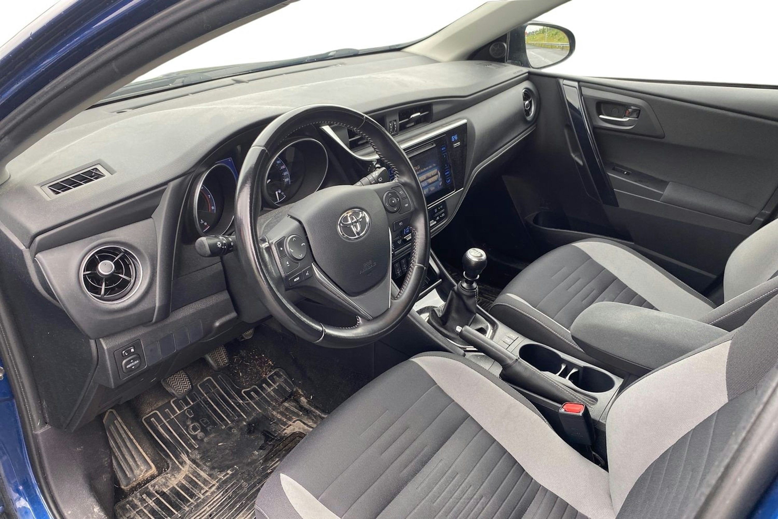 sininen Toyota Auris 2017 kuva 3.