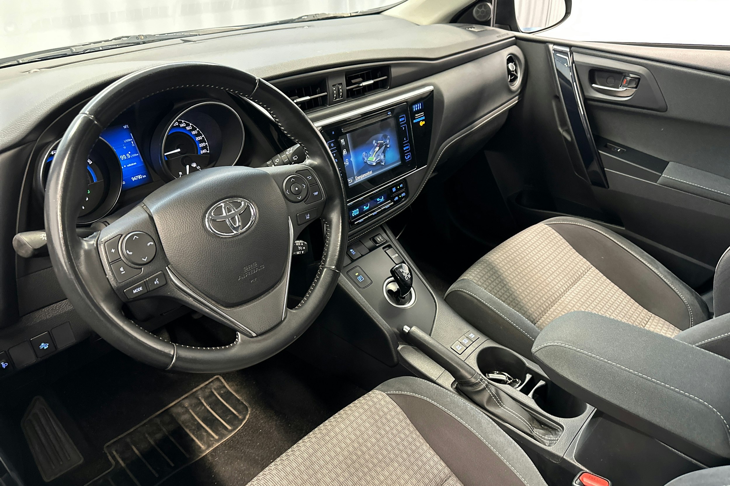 musta Toyota Auris 2017 kuva 6.