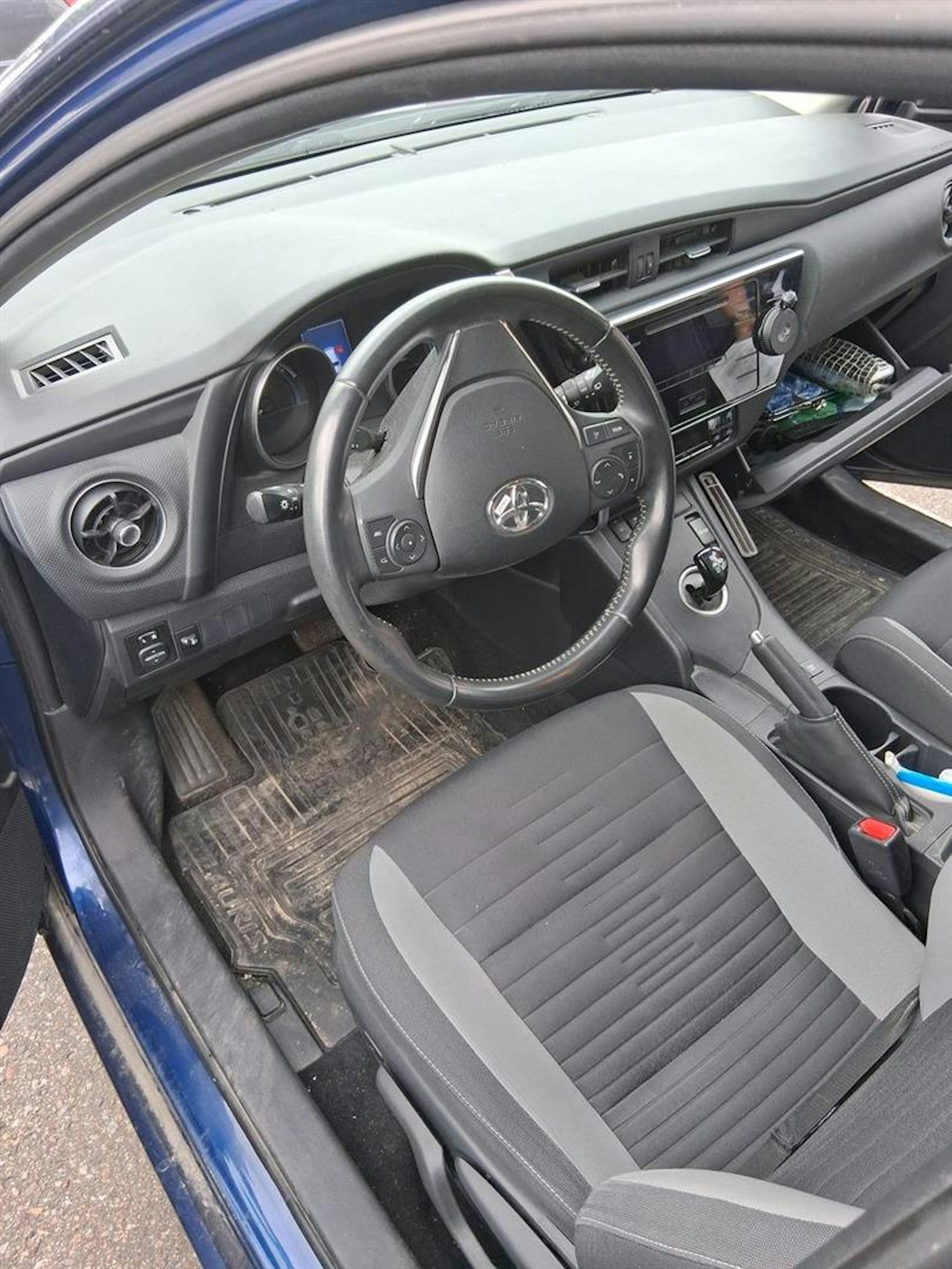 sininen Toyota Auris 2017 kuva 3.