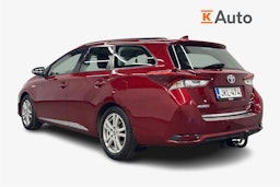 punainen Toyota Auris 2017 kuva 2.