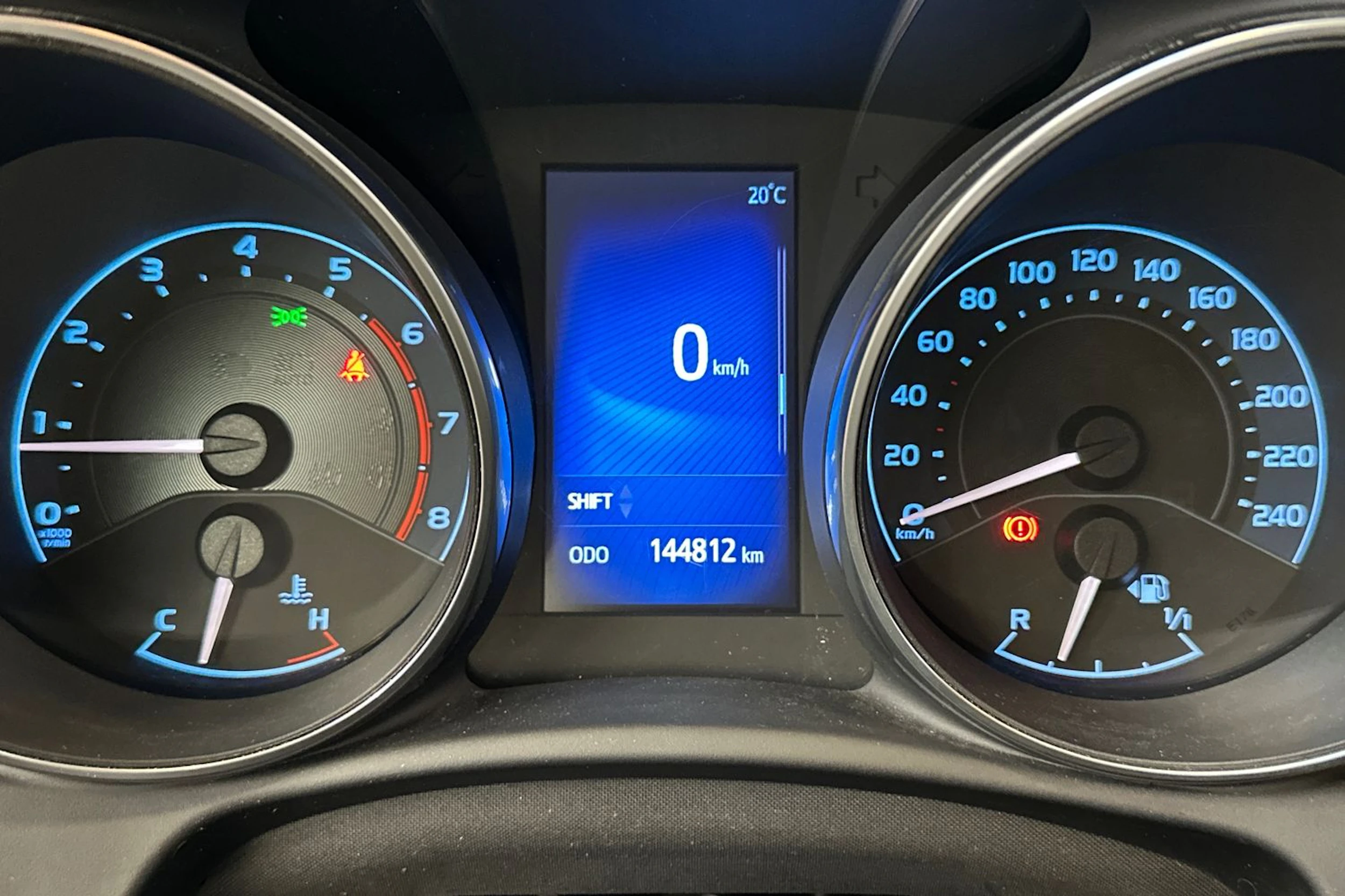sininen Toyota Auris 2017 kuva 18.